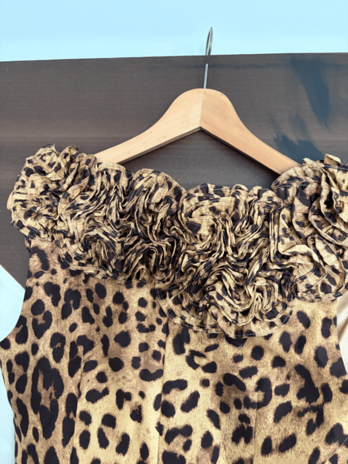 Ilbies ta' Okkażjoni b'Disinn ta' Leopard b'Ruffle - photo 8
