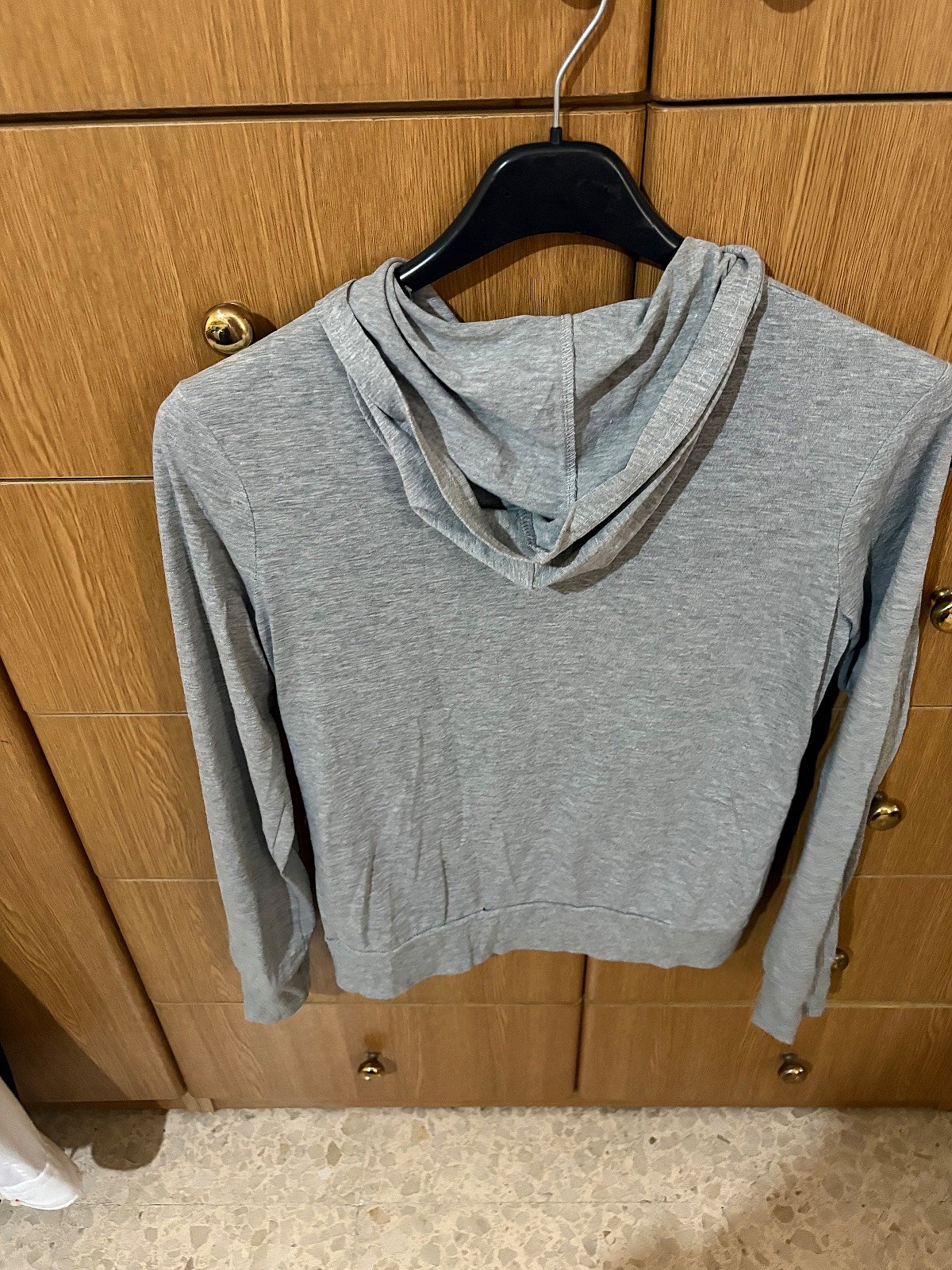 Felpa con cappuccio grigia leggera con zip - photo 2