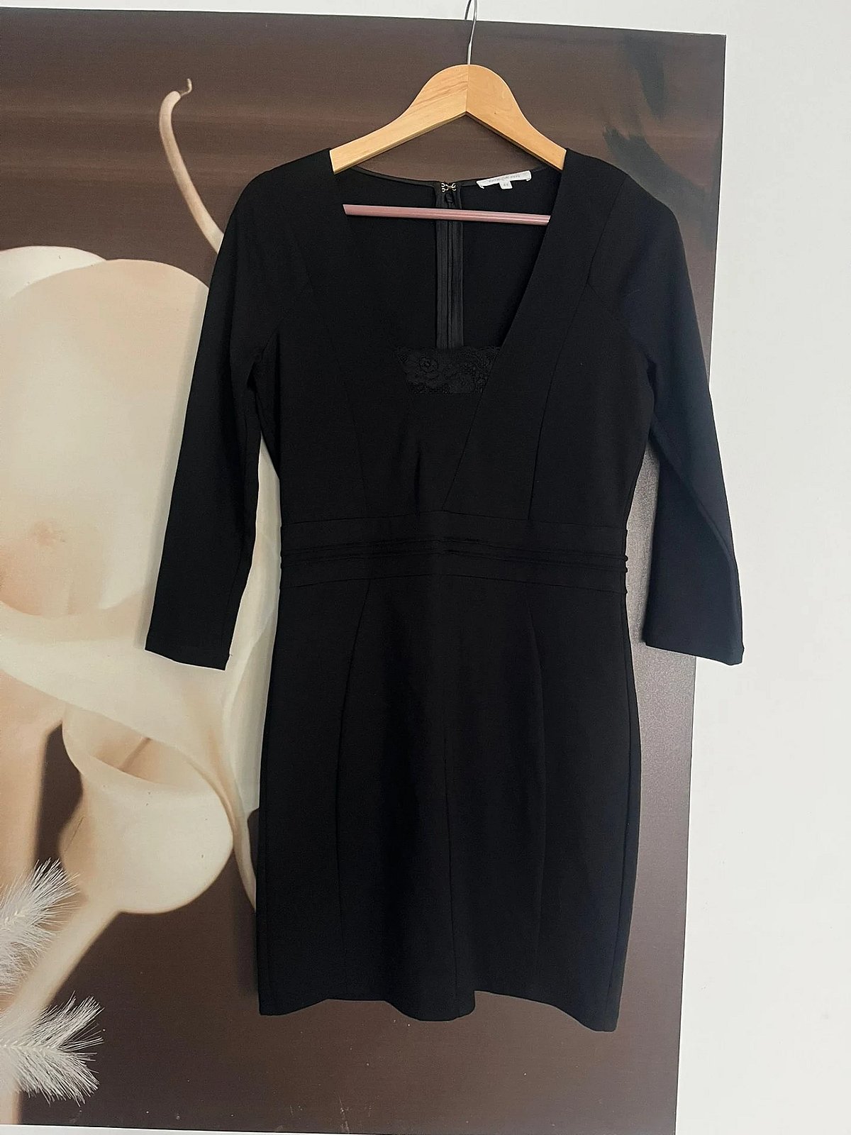 Vestido negro de manga larga con cuello en V - photo 6