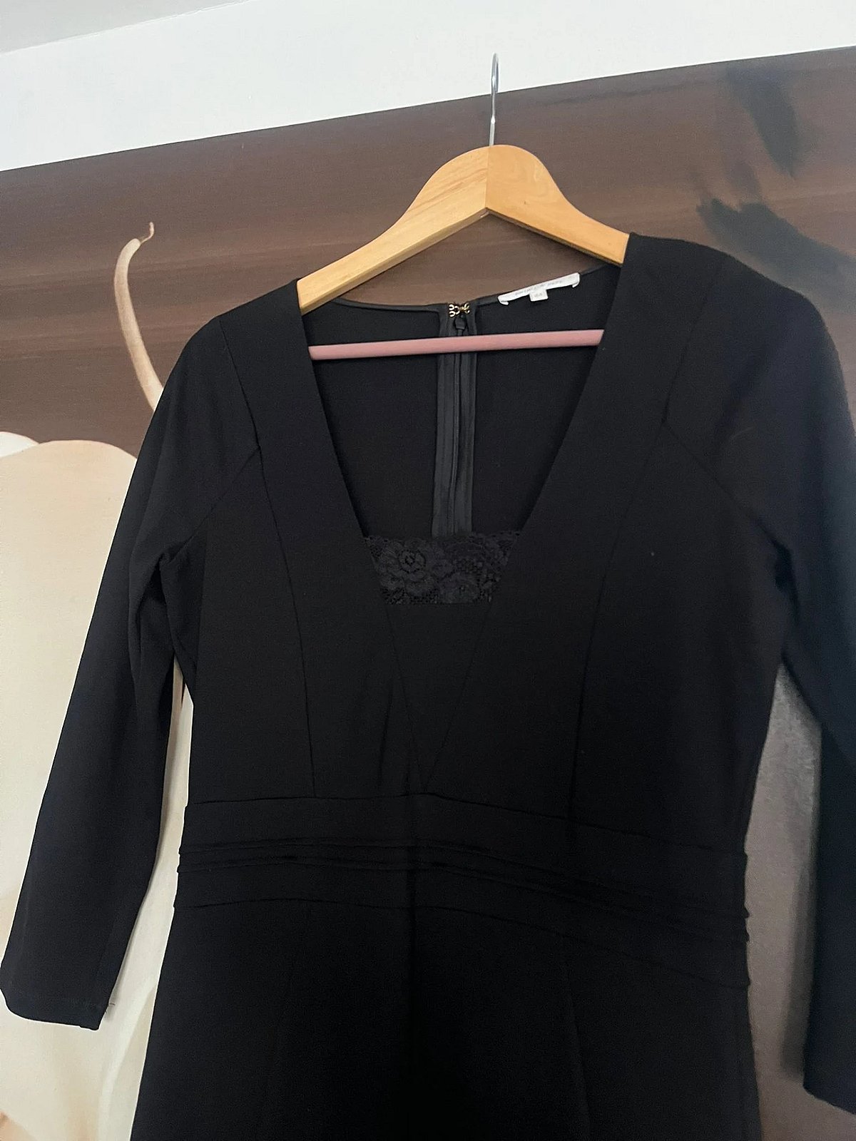 Vestido negro de manga larga con cuello en V - photo 5