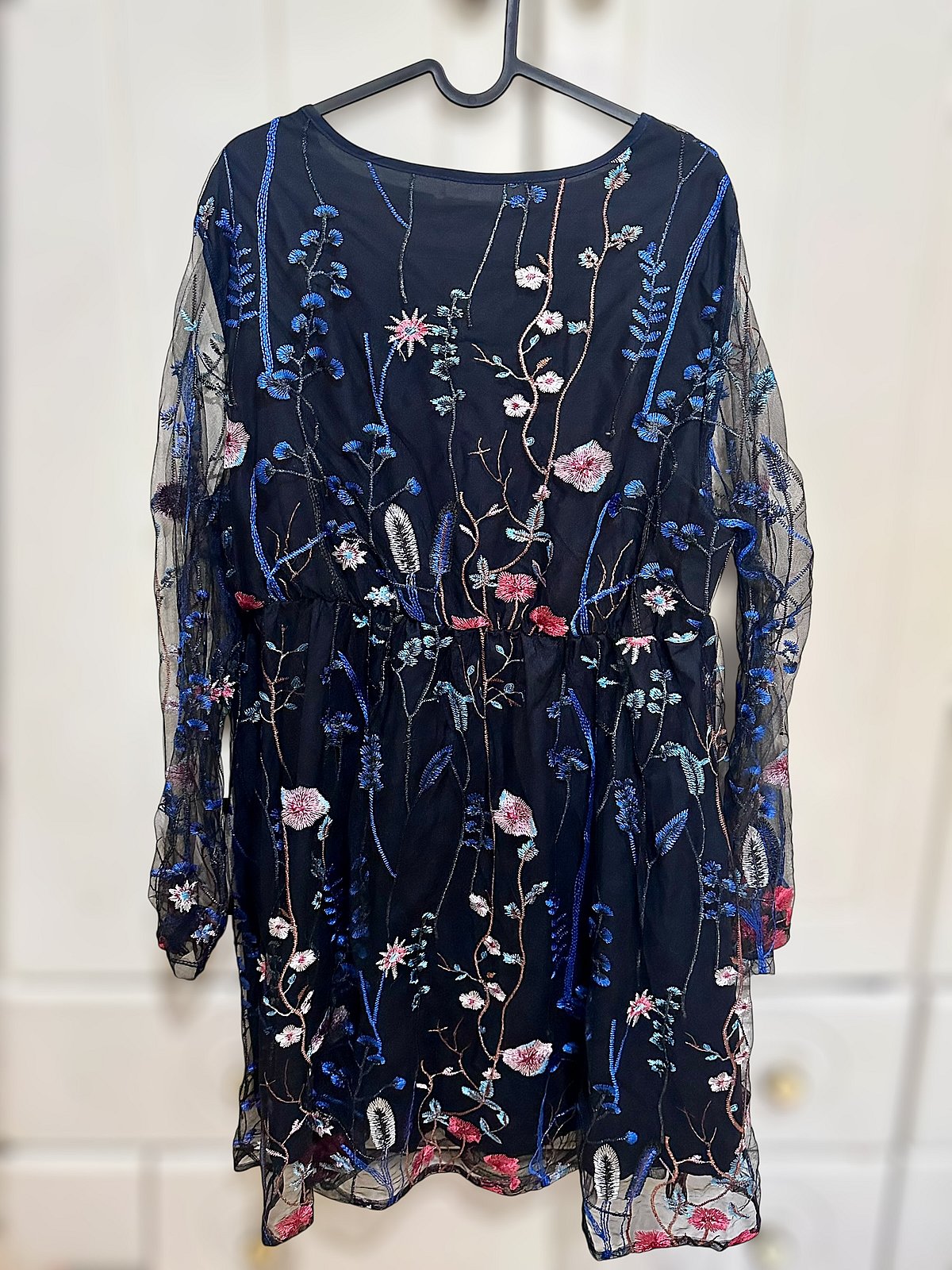 Vestido con sobrefalda de malla bordada con motivos florales - photo 2