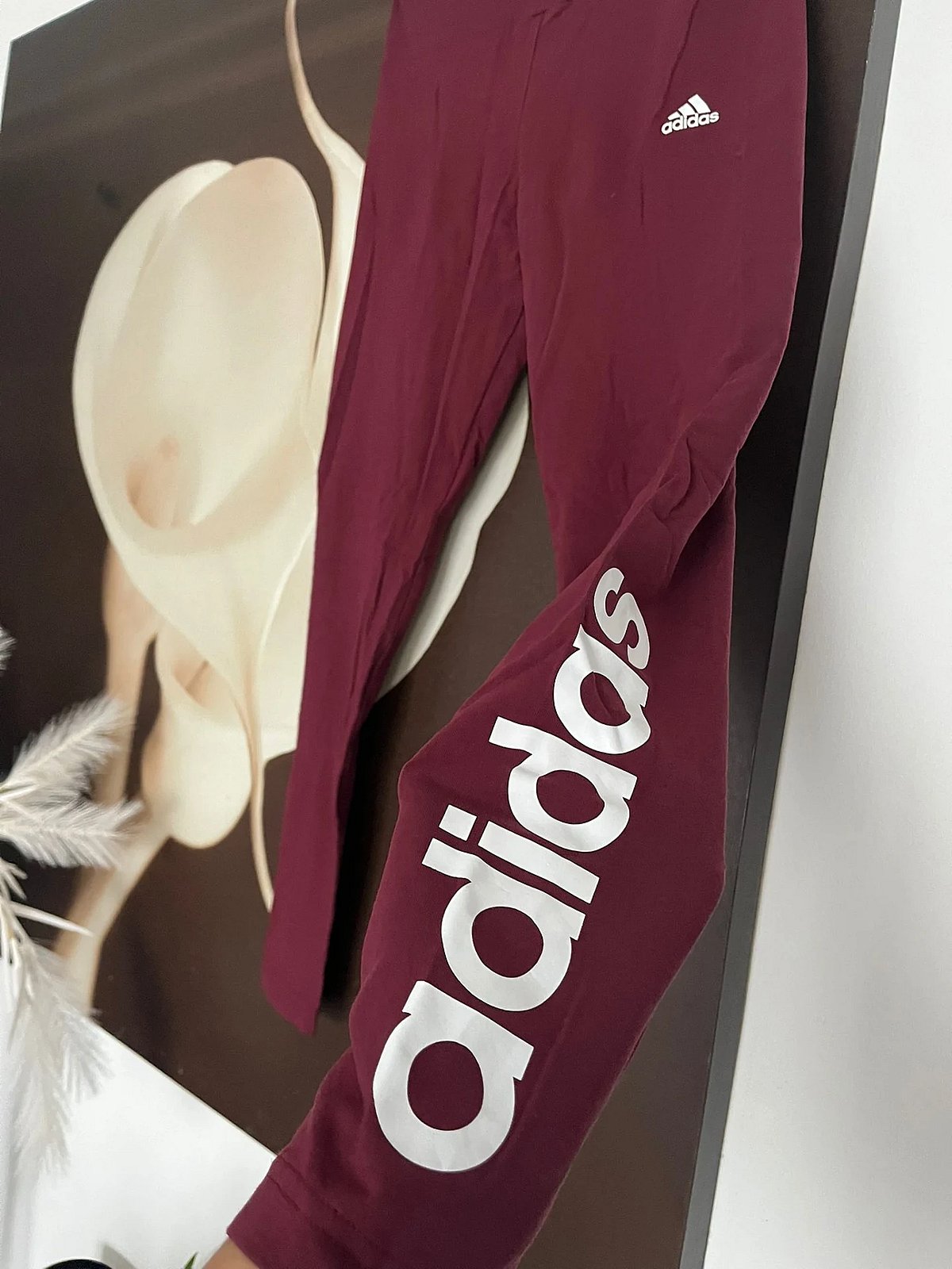 Leggings Adidas con logo grafico color bordeaux - photo 3