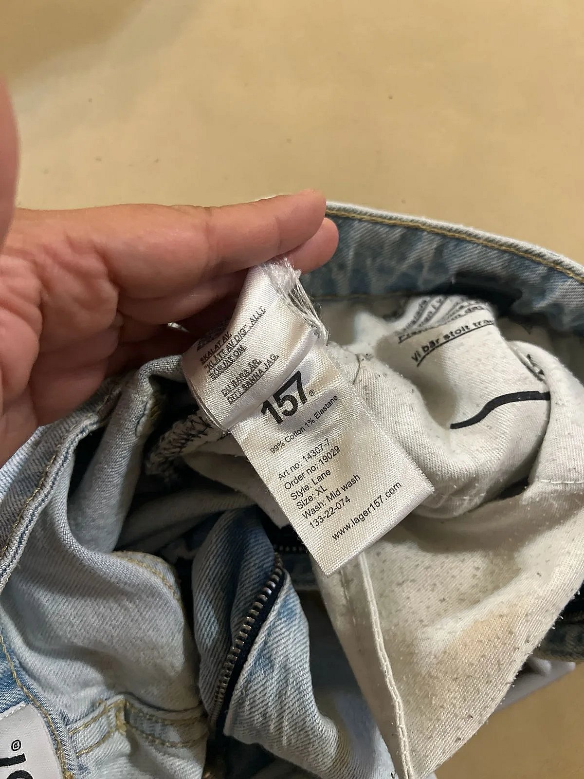 Jeans tad-denim maqtugħin b'ħasil ċar - photo 2