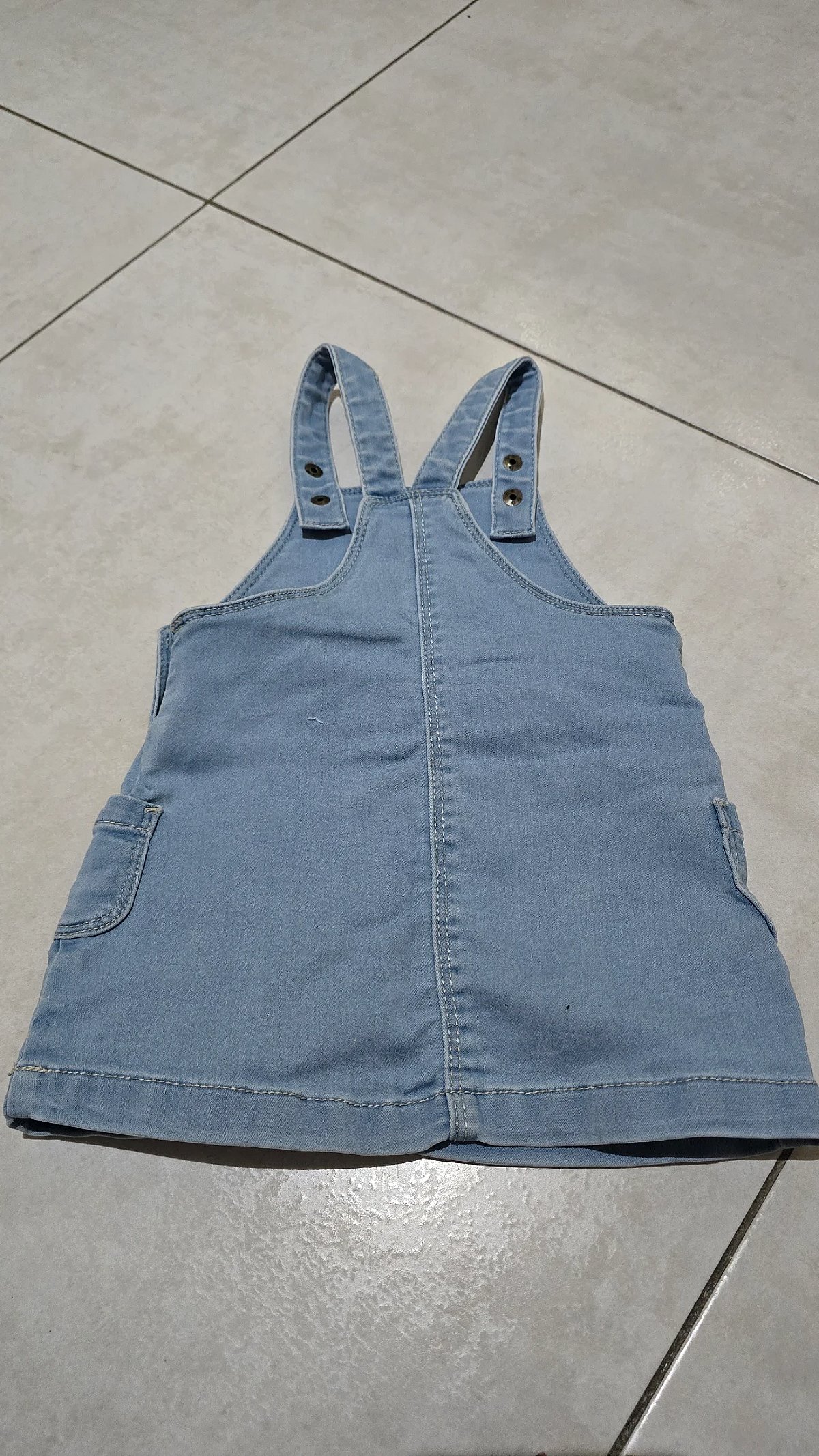 Ilbies Pinafore tad-Denim Irrakkmat bil-Fjuri - photo 2