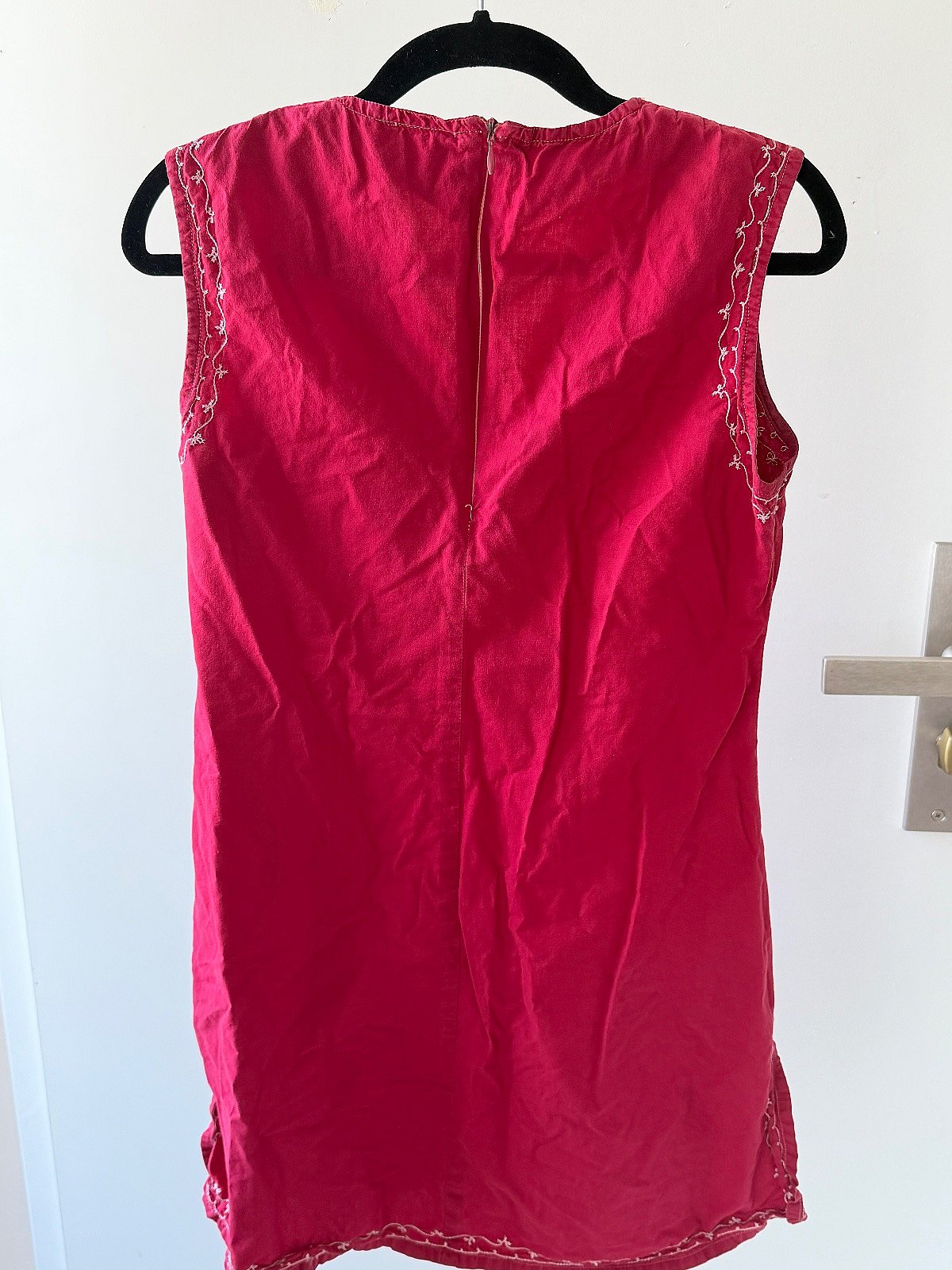 Túnica de algodón sin mangas con bordados rojos - photo 2