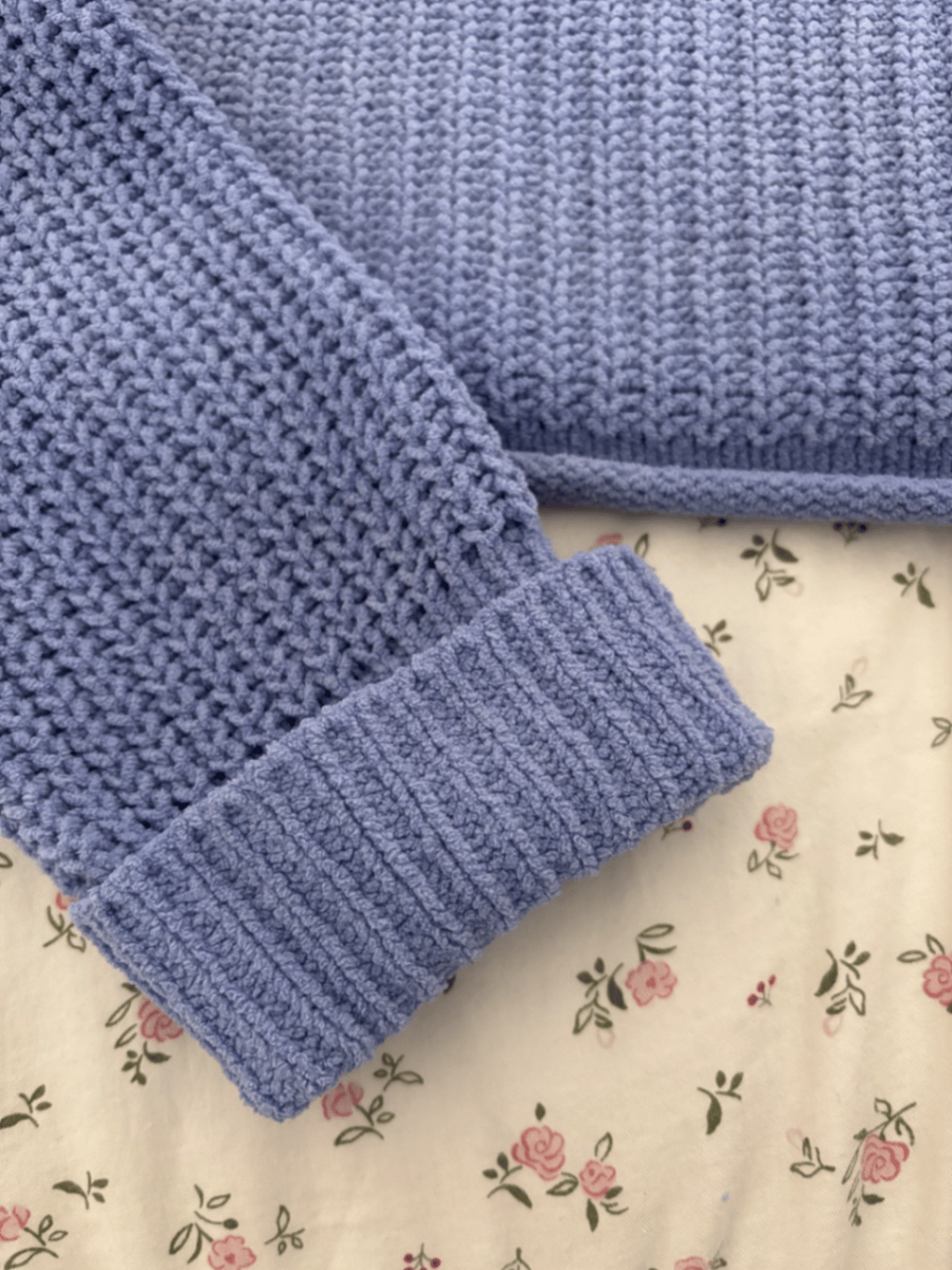 Sweater maħdum bil-labar blu maqtugħ b'kustilji Bershka - photo 2