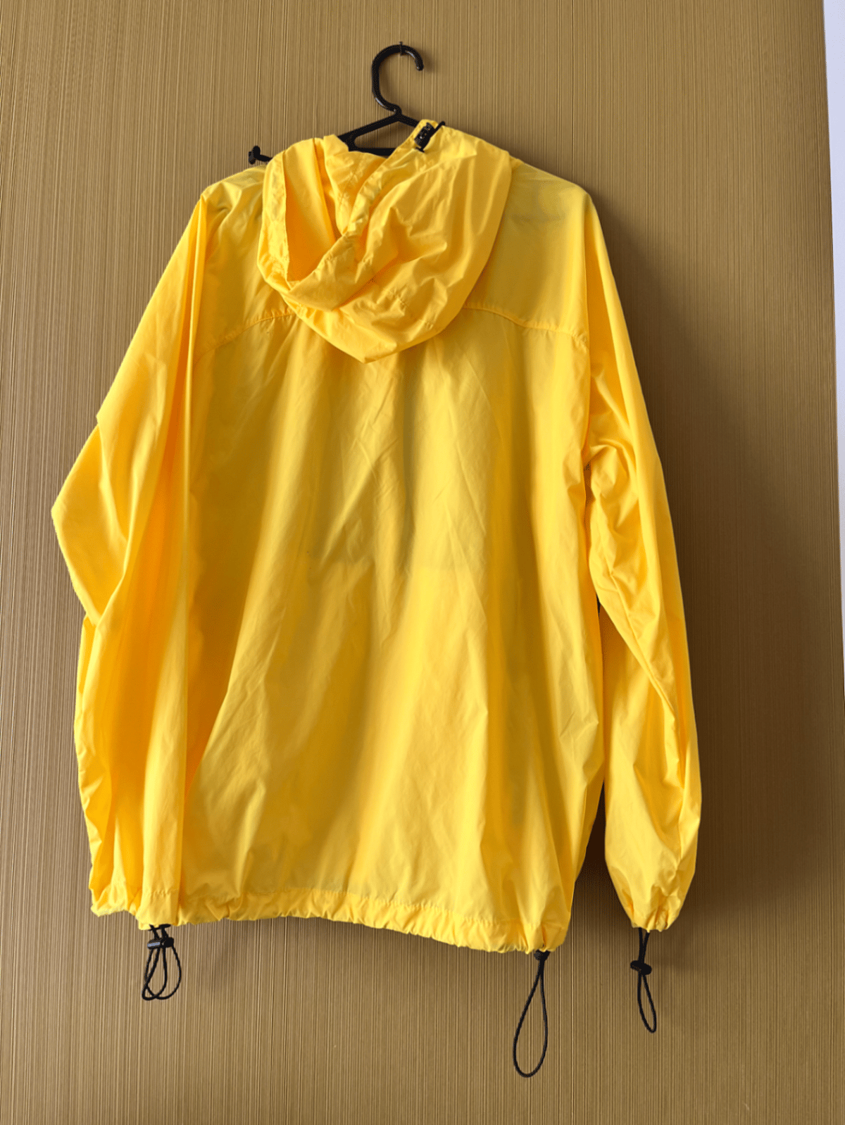 Chaqueta amarilla con capucha - photo 2