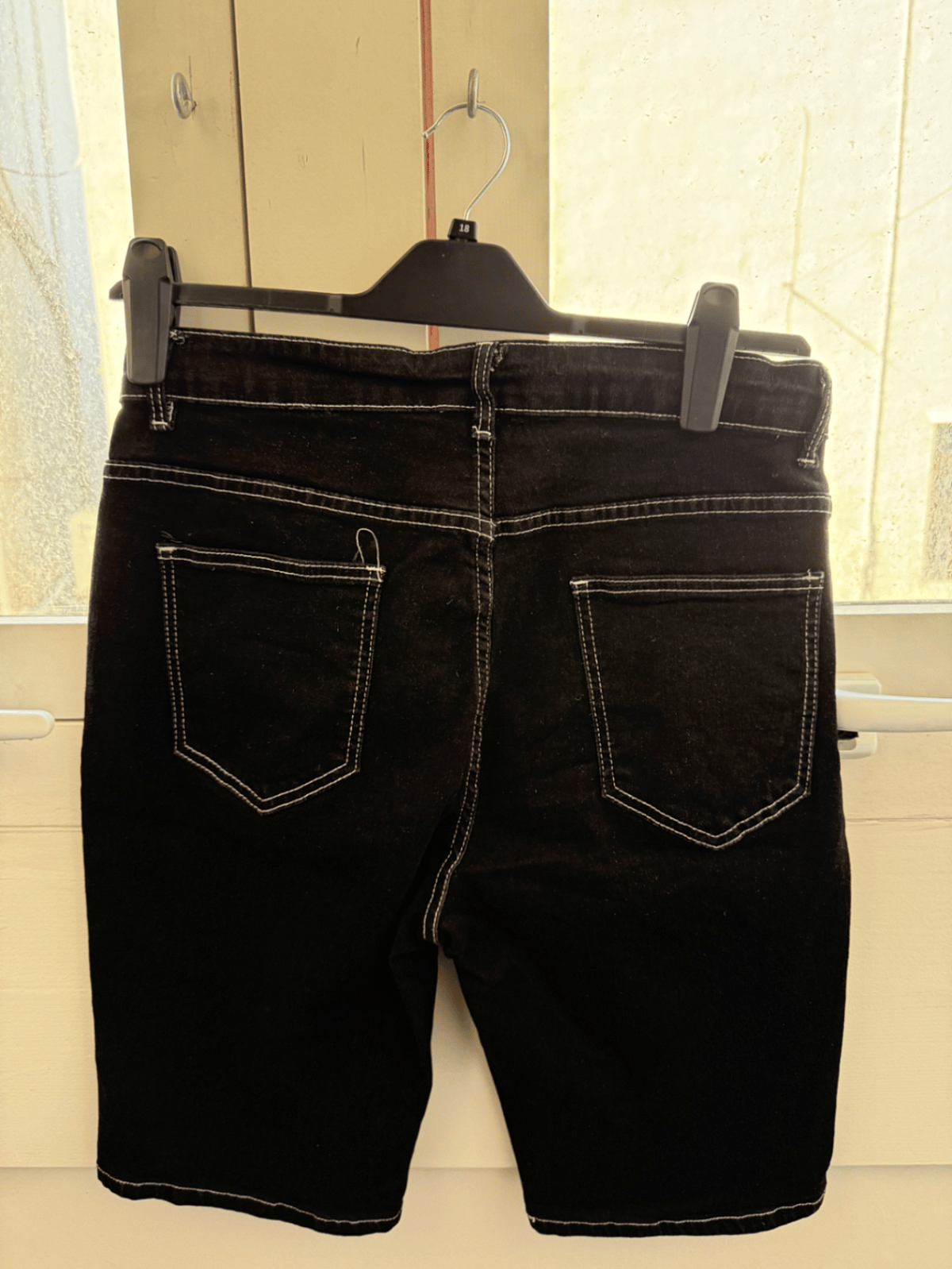 Pantaloncini in denim nero lunghi fino alla ginocchio - photo 2