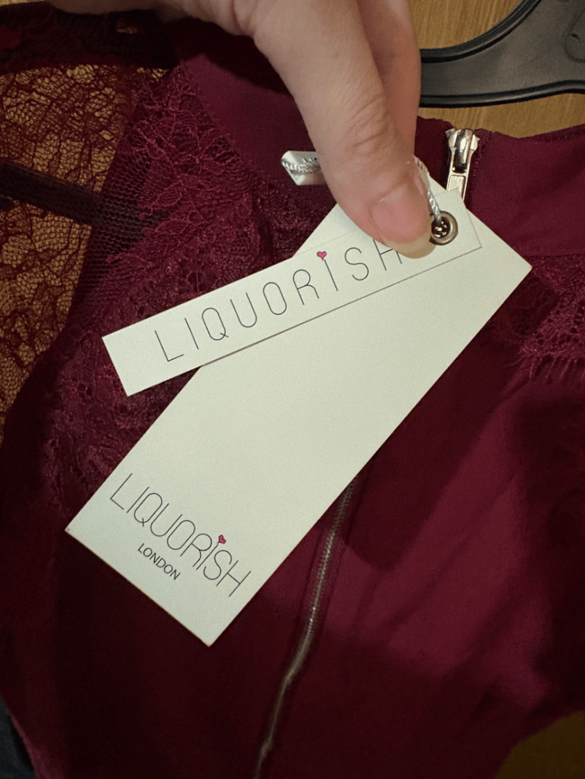 Ilbies b'għonq għoli u bizzilla tal-Burgundy - photo 4