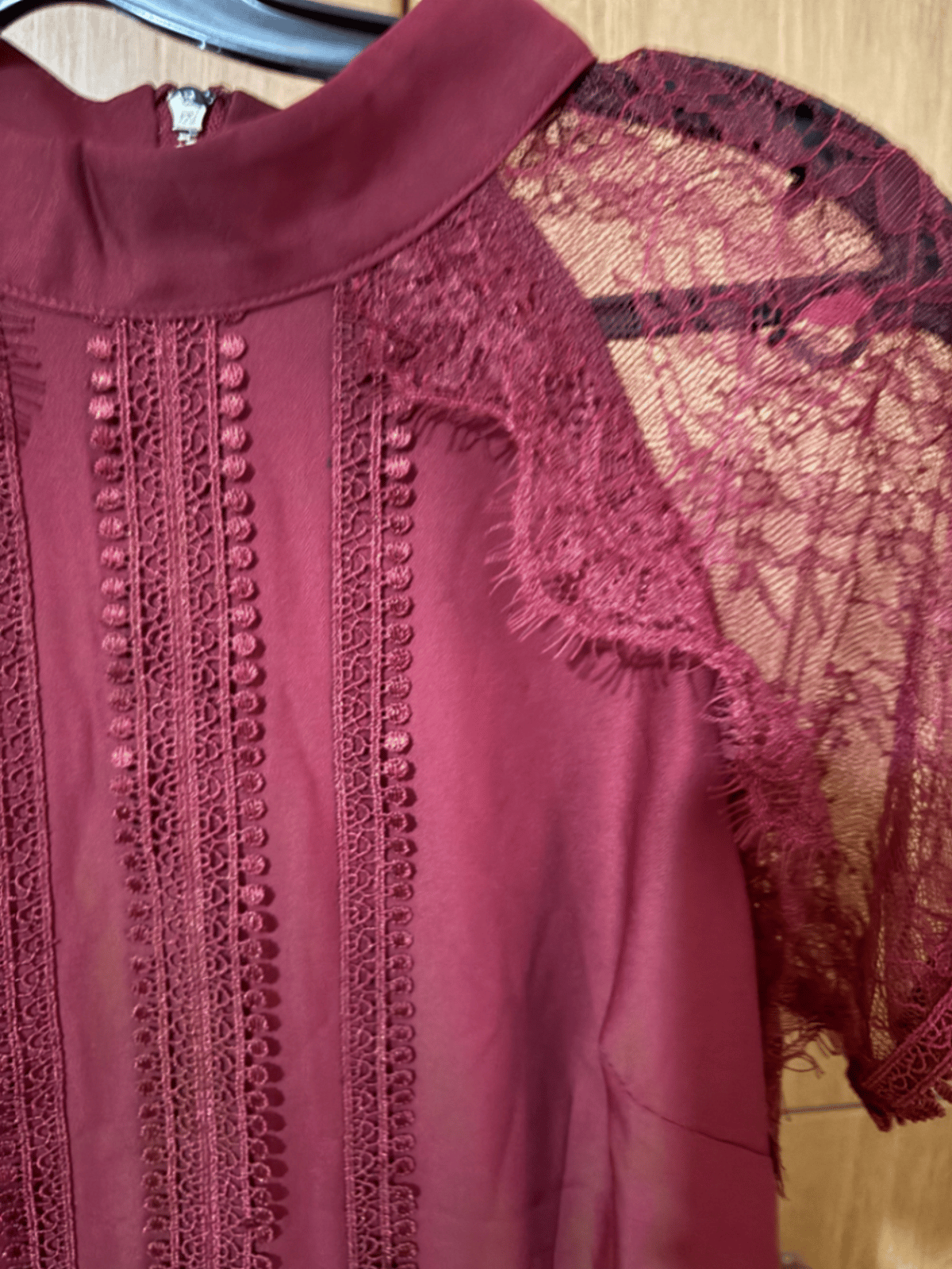 Ilbies b'għonq għoli u bizzilla tal-Burgundy - photo 3
