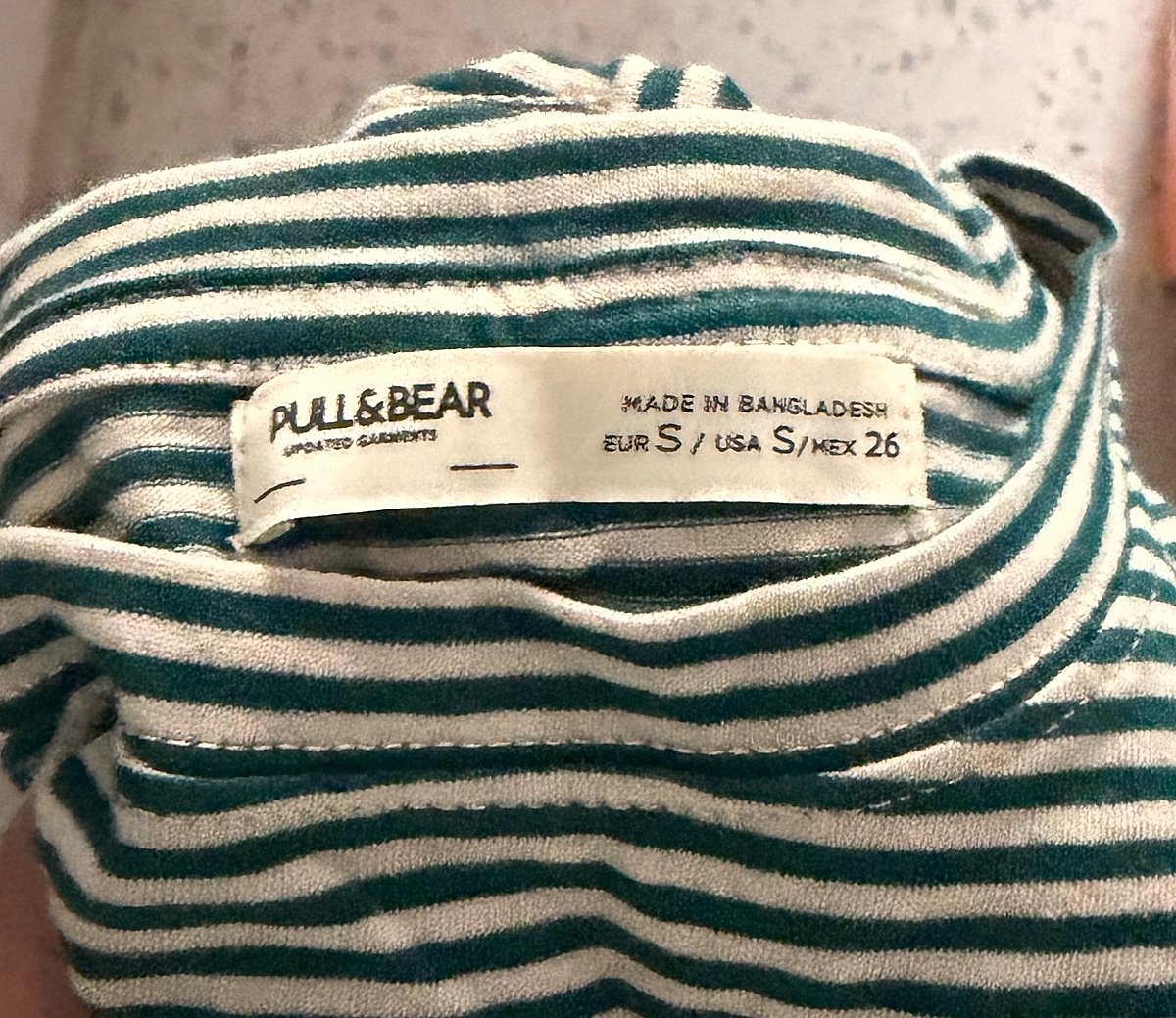 T-shirt strixxata ħadra ta' Pull&Bear - photo 2