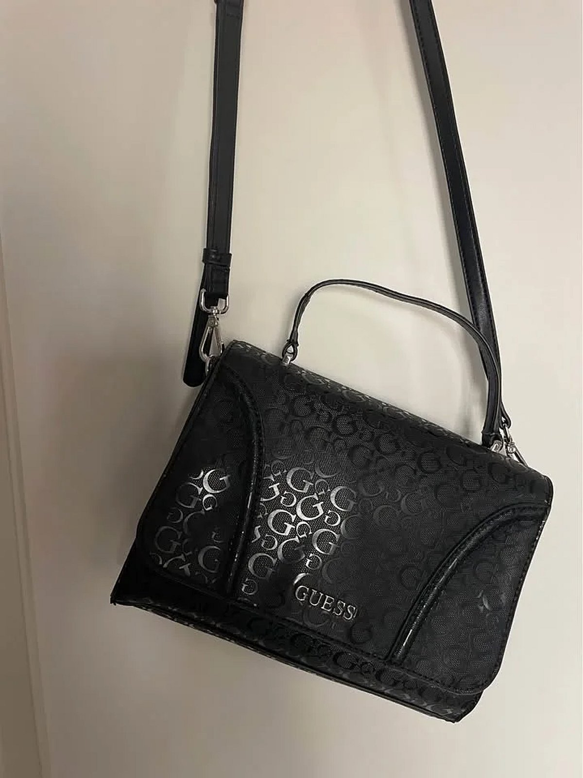 A mala Guess preta vem com saco de proteção - photo 2