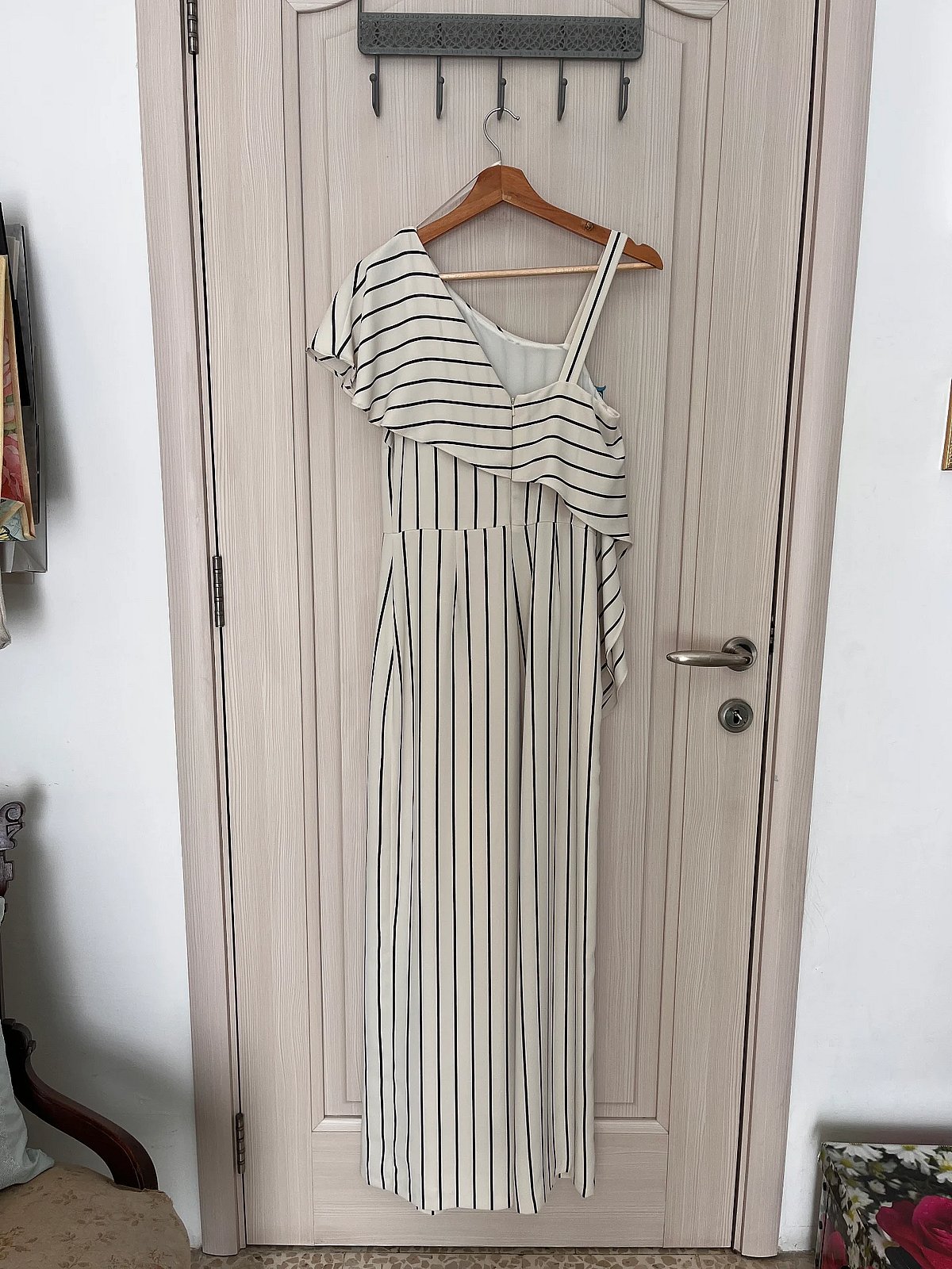 Tuta a spalla sola a righe con pantaloni a zampa d'elefante - photo 2