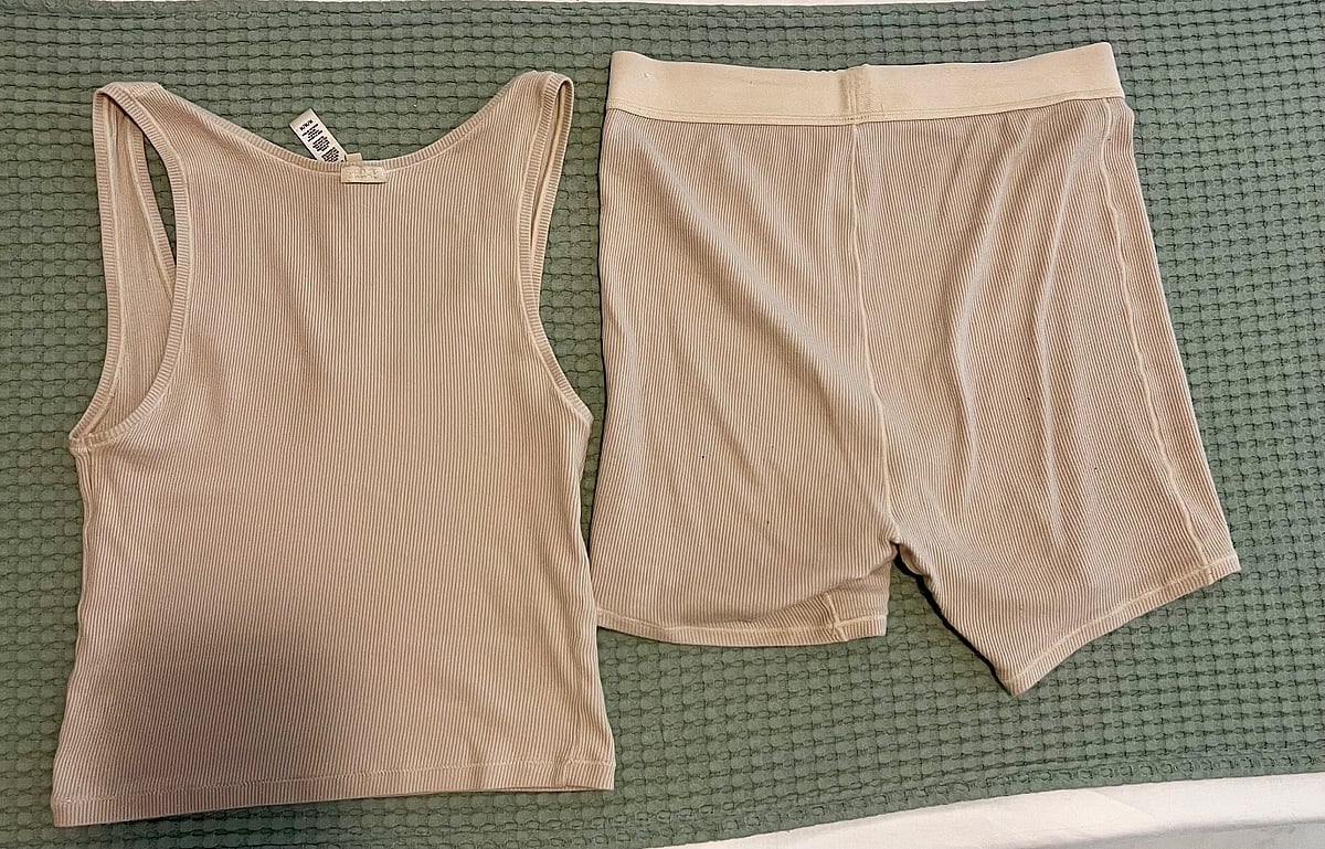Camiseta sin mangas y pantalones cortos acanalados de SKIMS - photo 3