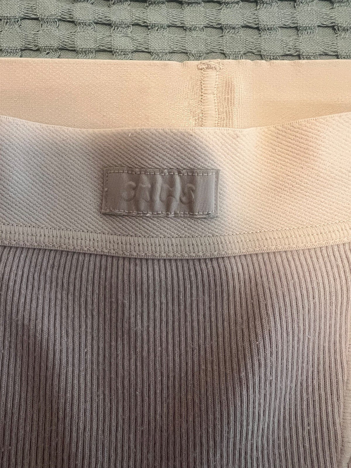 Camiseta sin mangas y pantalones cortos acanalados de SKIMS - photo 2