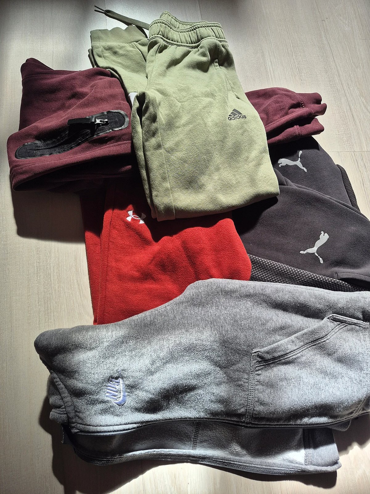 Collezione assortita di abbigliamento sportivo di marca - photo 3