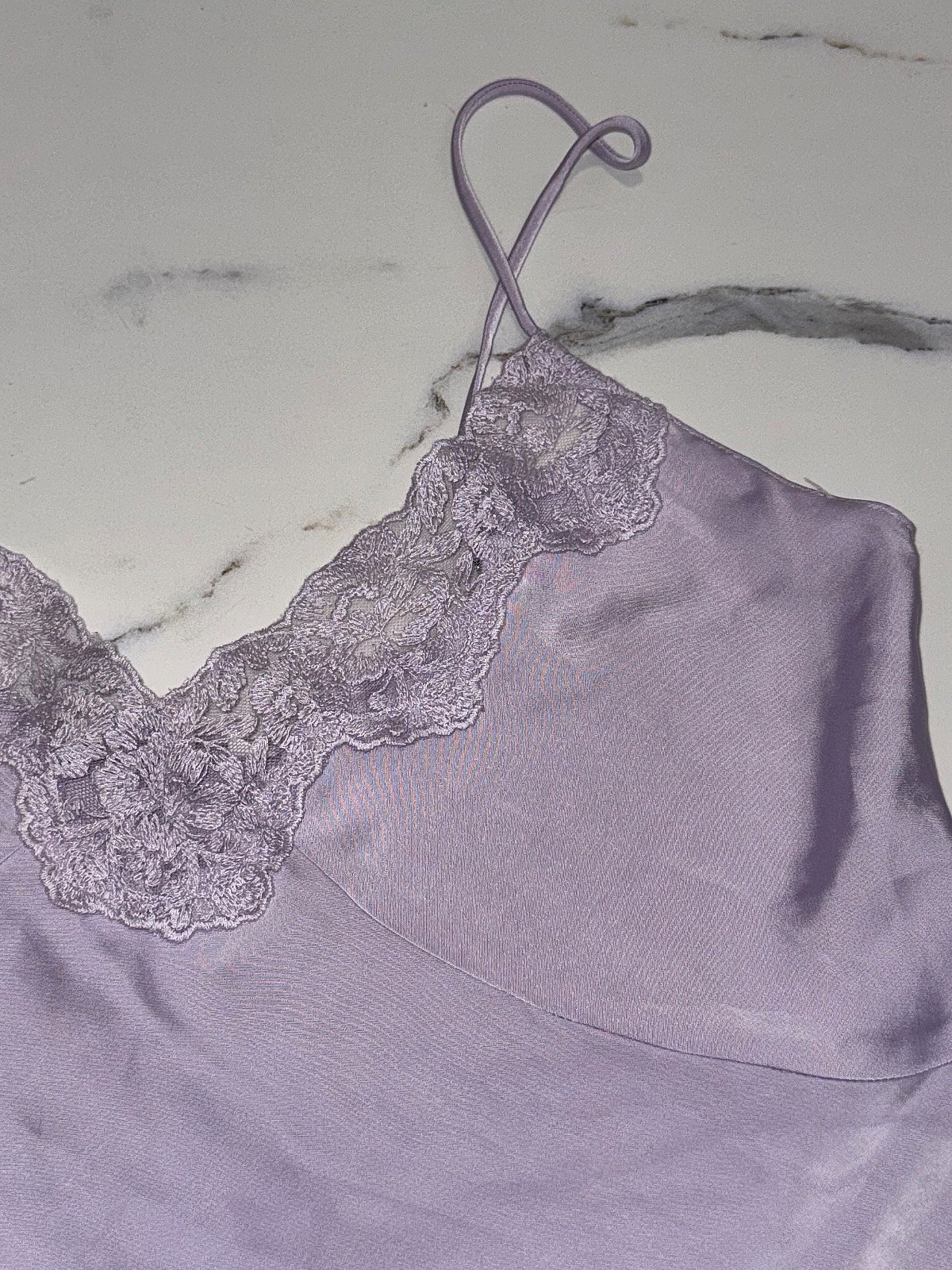 Camisole Stradivarius bil-Bizzilla tas-Satin Lelà - photo 2
