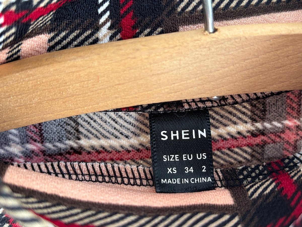 Bodysuit b'għonq għoli u kmiem twal bi skwadri - photo 3