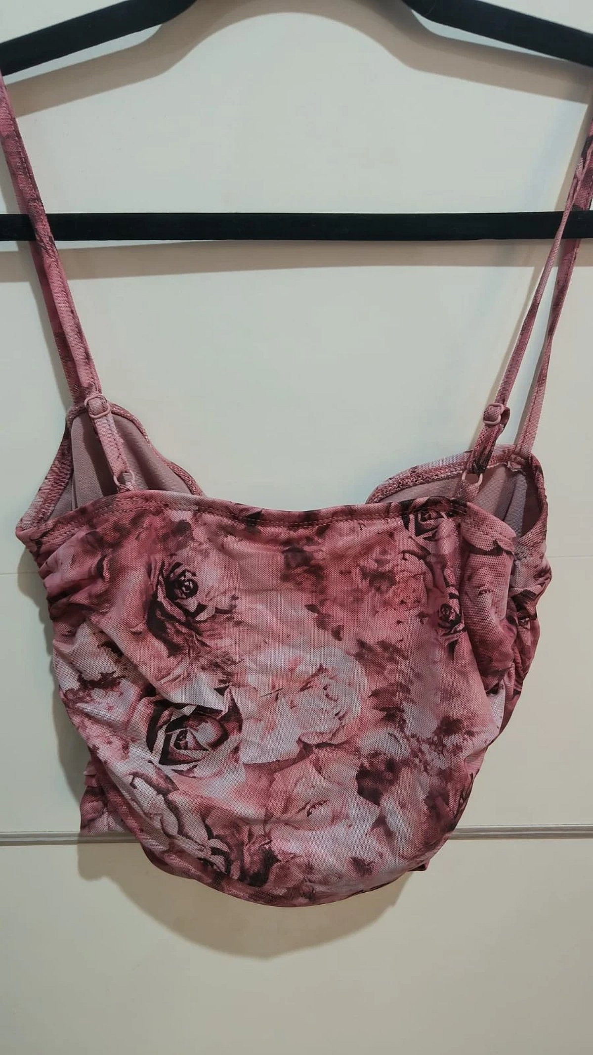 Top corto de malla con fruncidos y estampado floral - photo 2