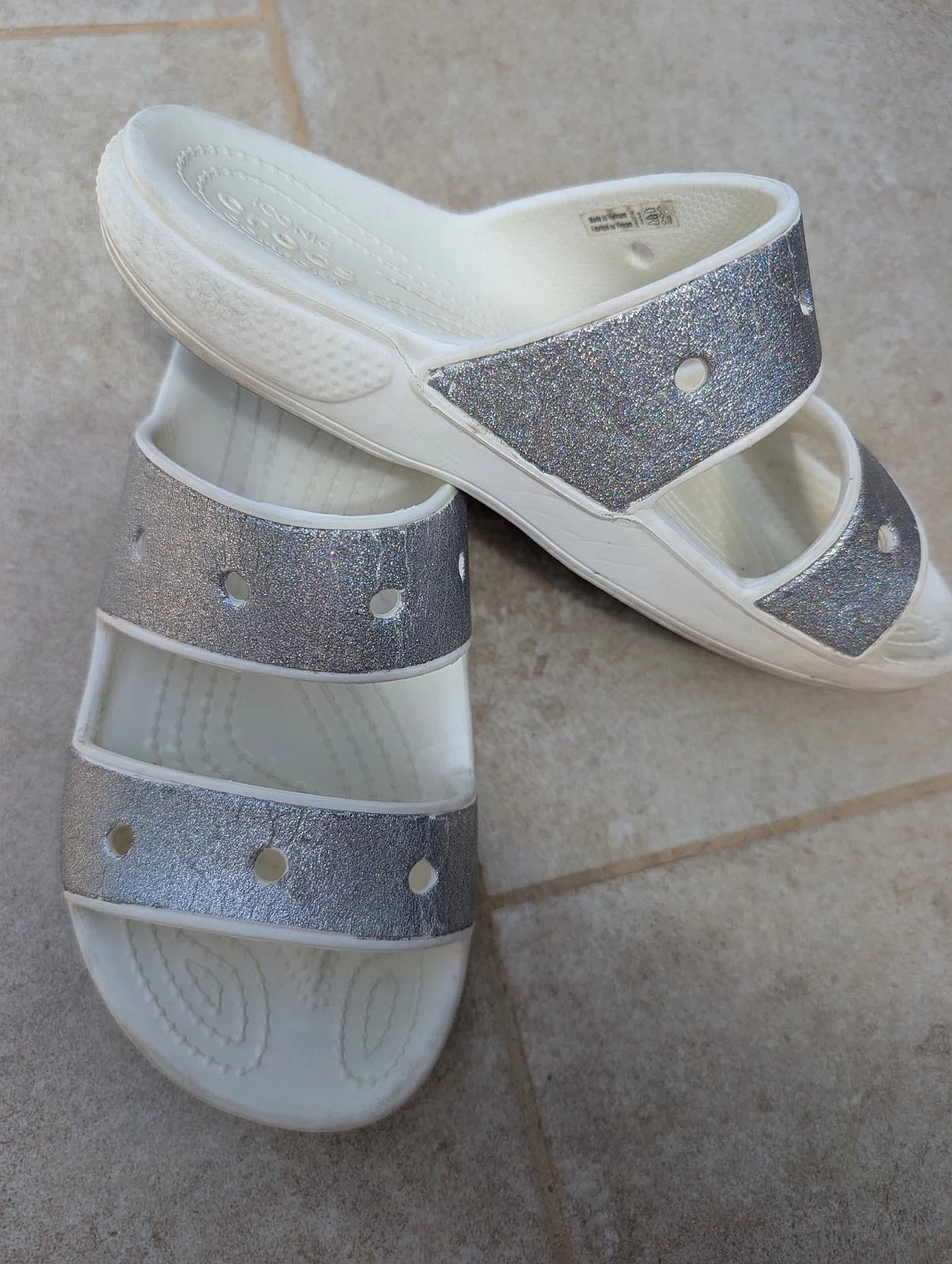 Sandlijiet Crocs b'Glitter tal-Fidda W6 - photo 2