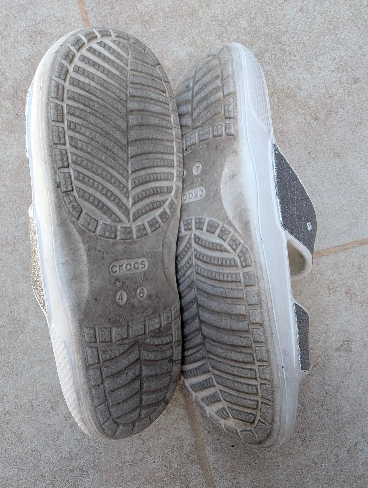 Sandlijiet Crocs b'Glitter tal-Fidda W6 - photo 3