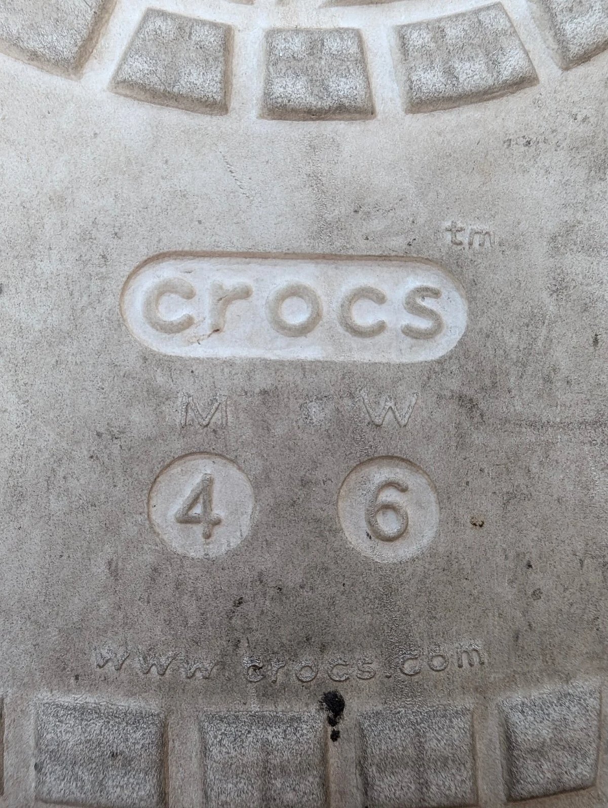 Sandlijiet Crocs b'Glitter tal-Fidda W6 - photo 5