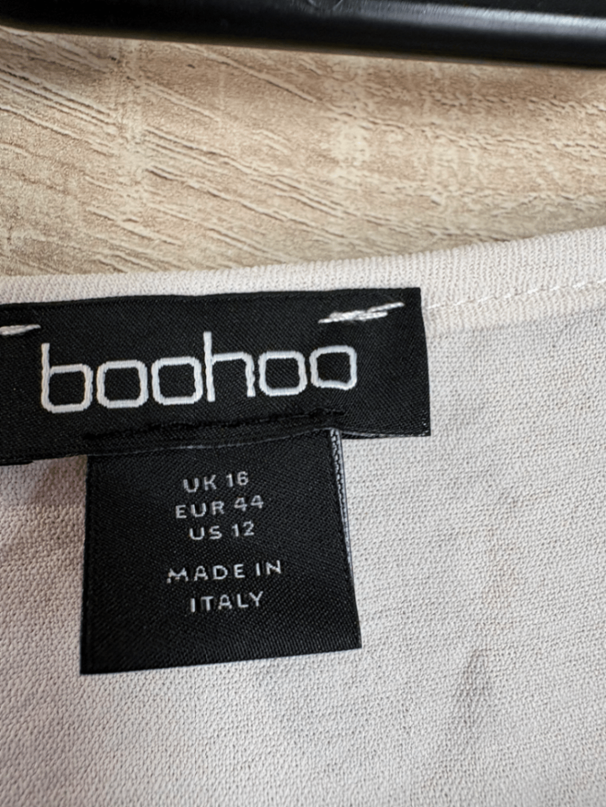 Blusa color crema con escote en V de Boohoo - photo 2