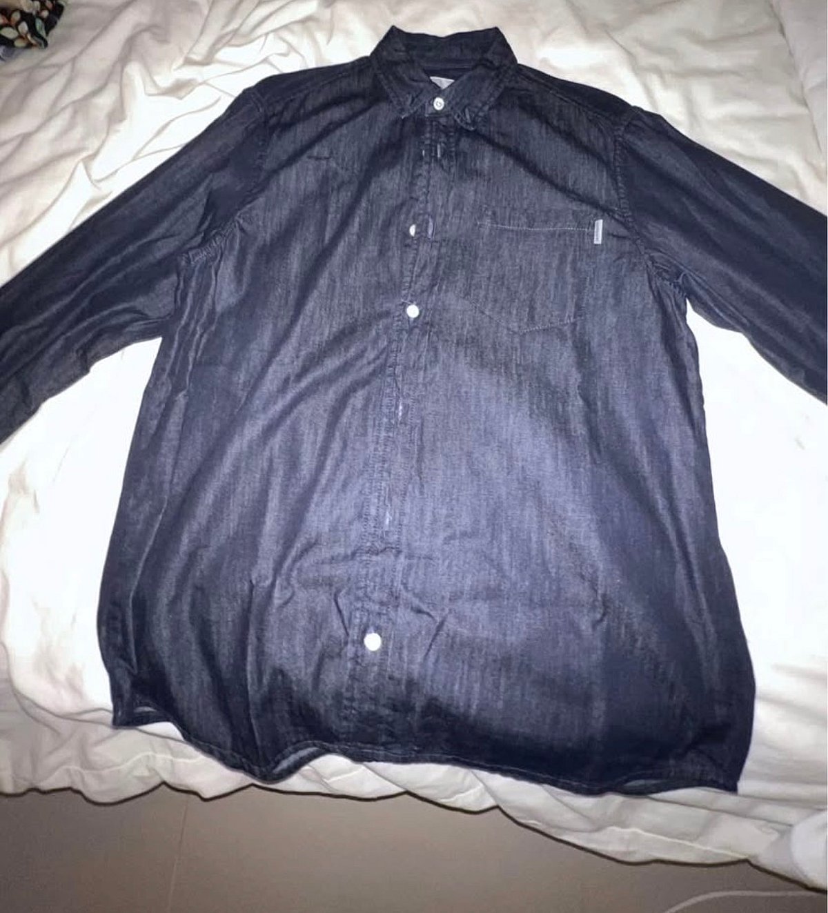 Qmis bil-Buttuni 'l isfel tad-Denim Skur ta' Carhartt - photo 2