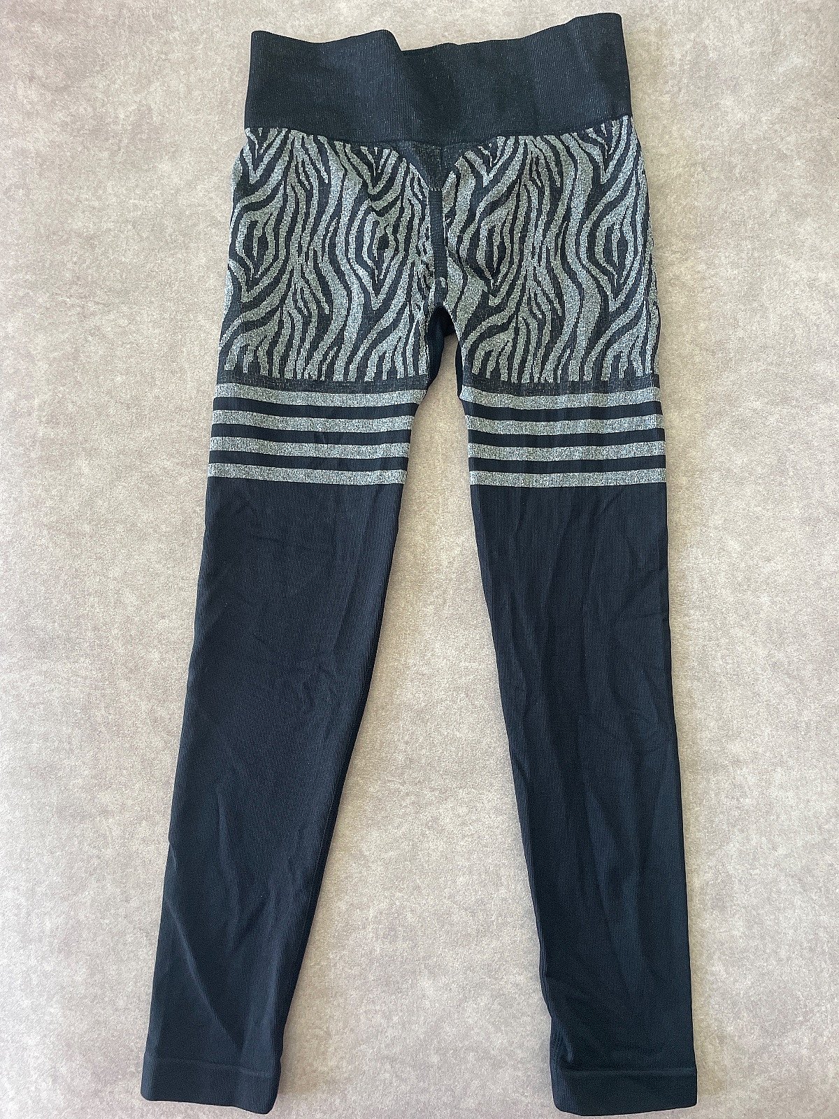 Leggings negros de cintura alta con estampado - photo 2
