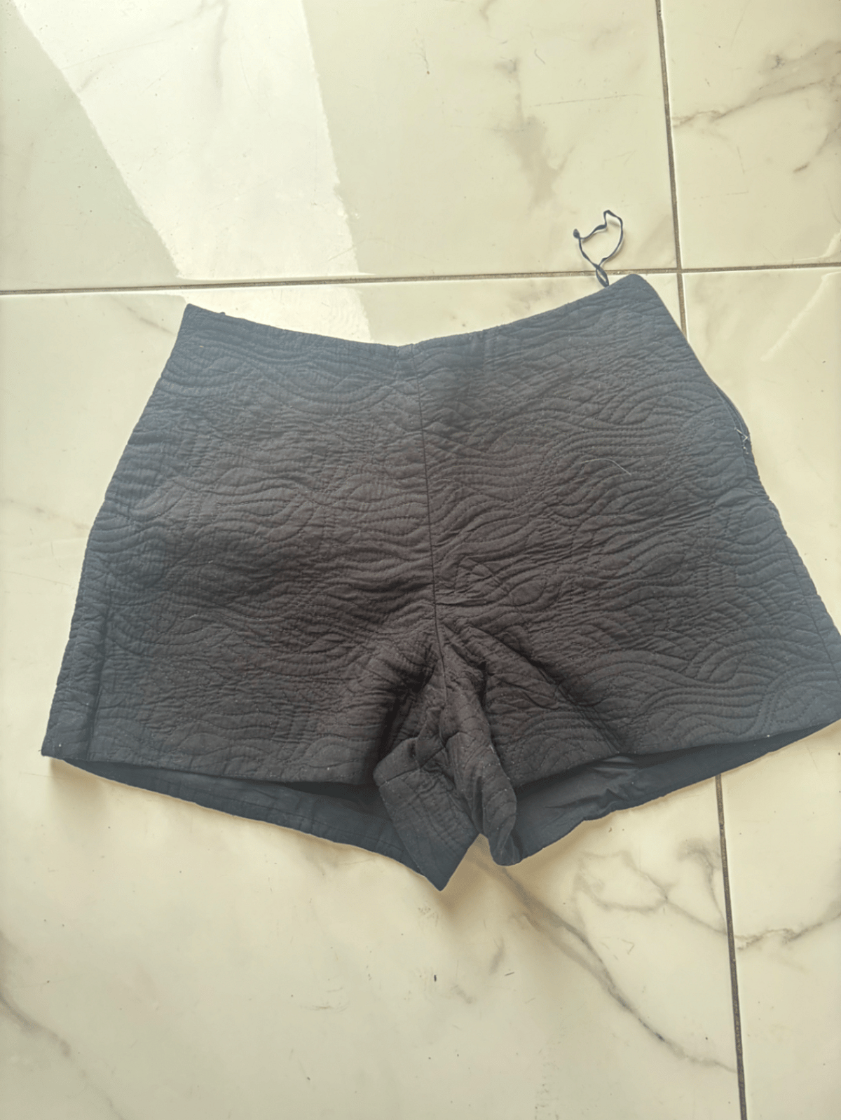 Pantalones cortos negros texturizados de talle alto - photo 2