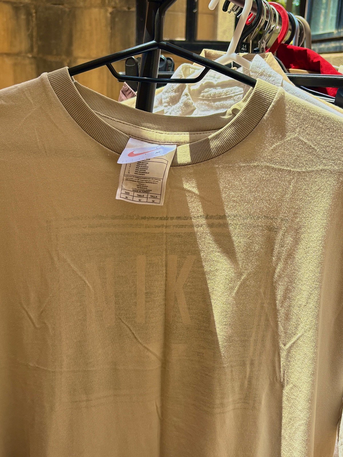 T-shirt Nike bege com estampado, com efeito desgastado - photo 2