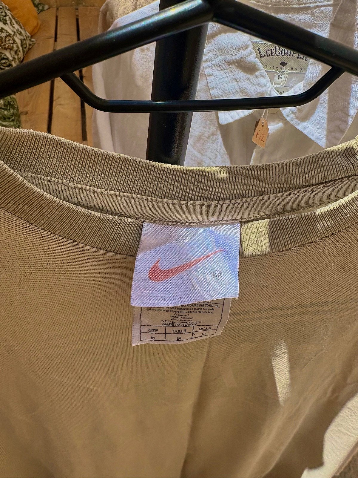 T-shirt Nike bege com estampado, com efeito desgastado - photo 4