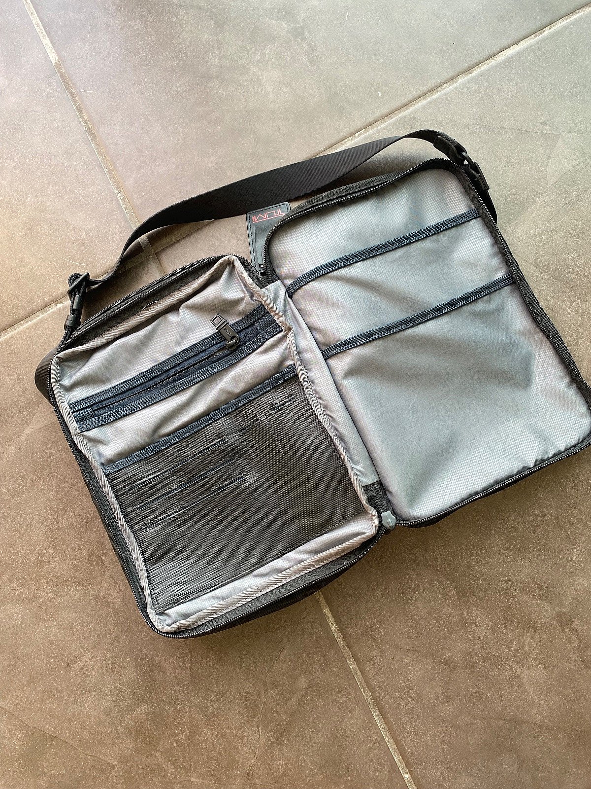 Borża tal-Ivvjaġġar Crossbody Tumi Alpha Iswed - photo 3