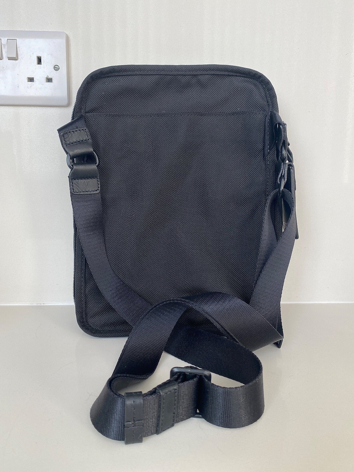 Borża tal-Ivvjaġġar Crossbody Tumi Alpha Iswed - photo 2
