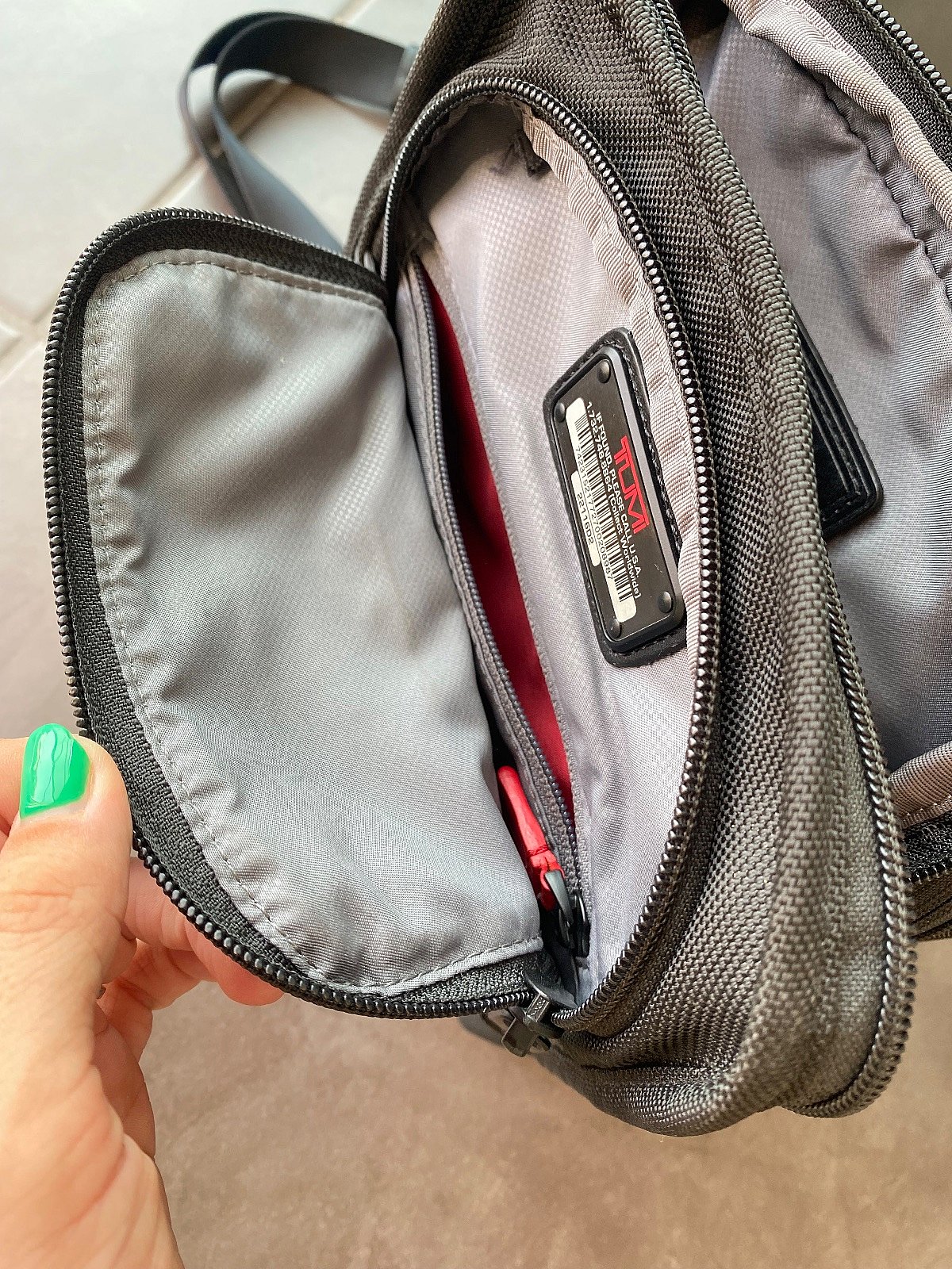 Borża tal-Ivvjaġġar Crossbody Tumi Alpha Iswed - photo 4
