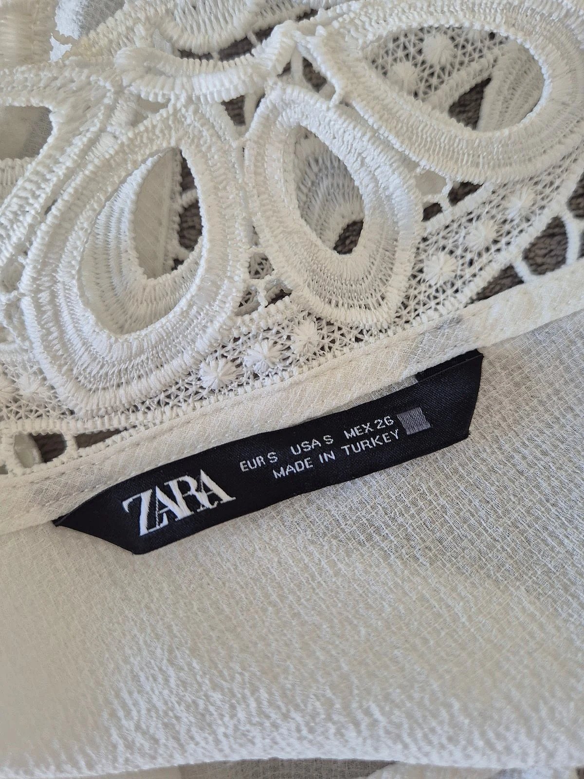 Top con scollo all'americana e dettagli in pizzo di Zara - photo 3