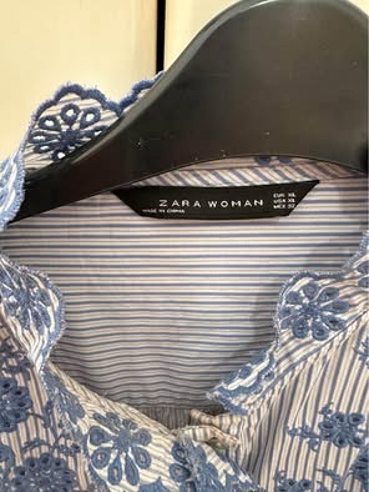 Camisa azul a rayas con bordados de Zara - photo 2