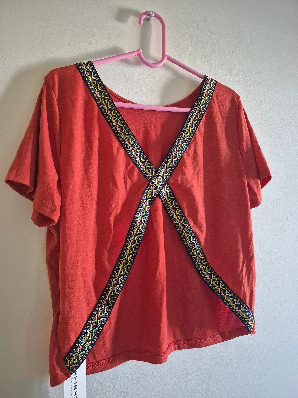 Novo, com etiqueta! Top com detalhes de bordado vermelho - photo 3