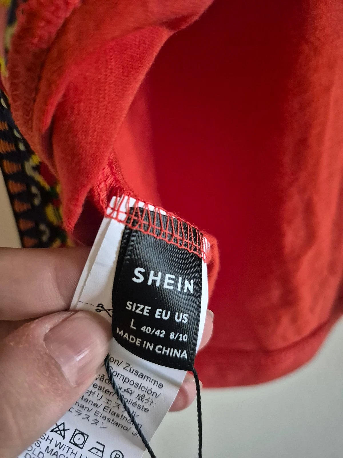 Novo, com etiqueta! Top com detalhes de bordado vermelho - photo 4