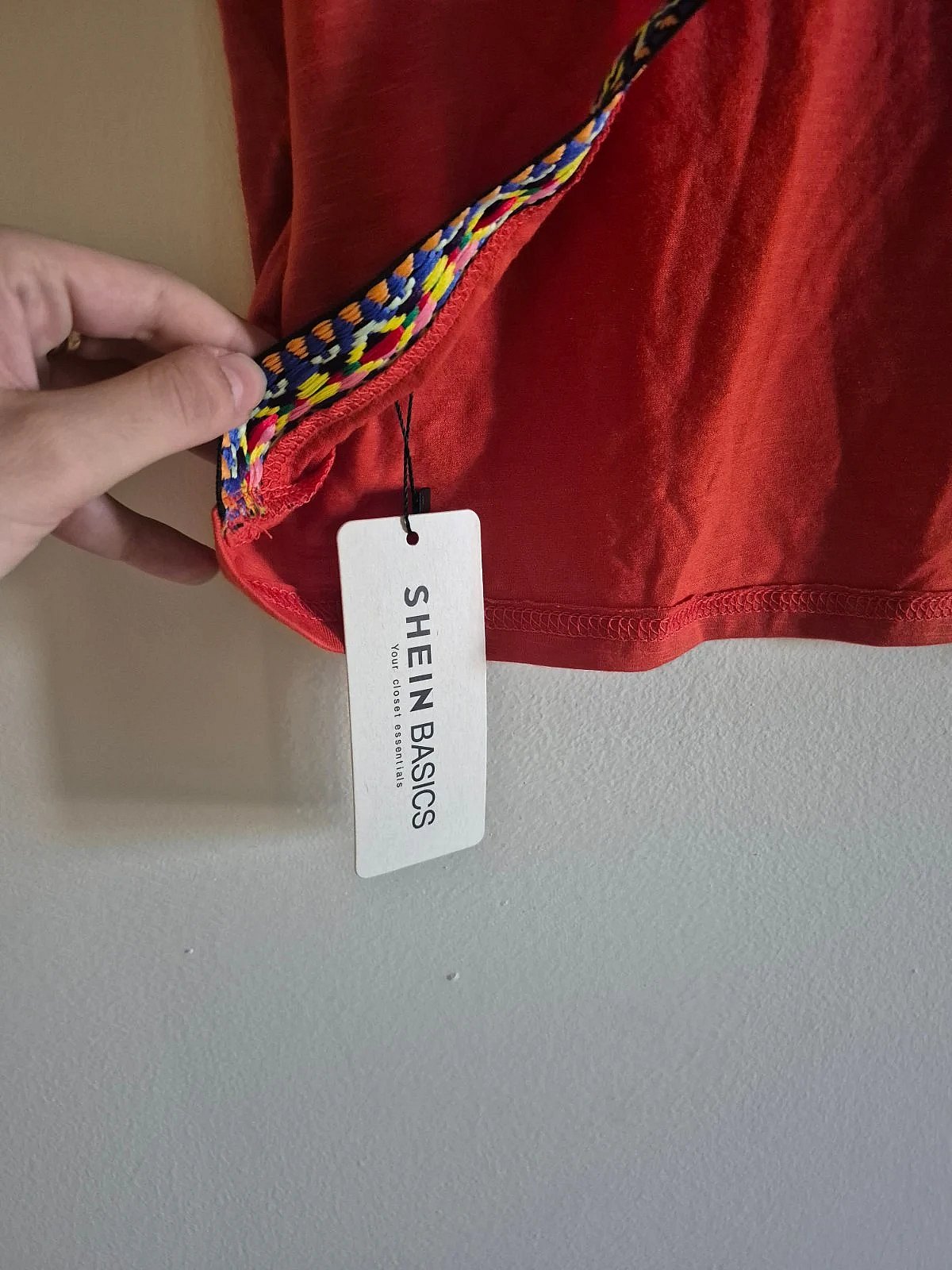 Novo, com etiqueta! Top com detalhes de bordado vermelho - photo 5