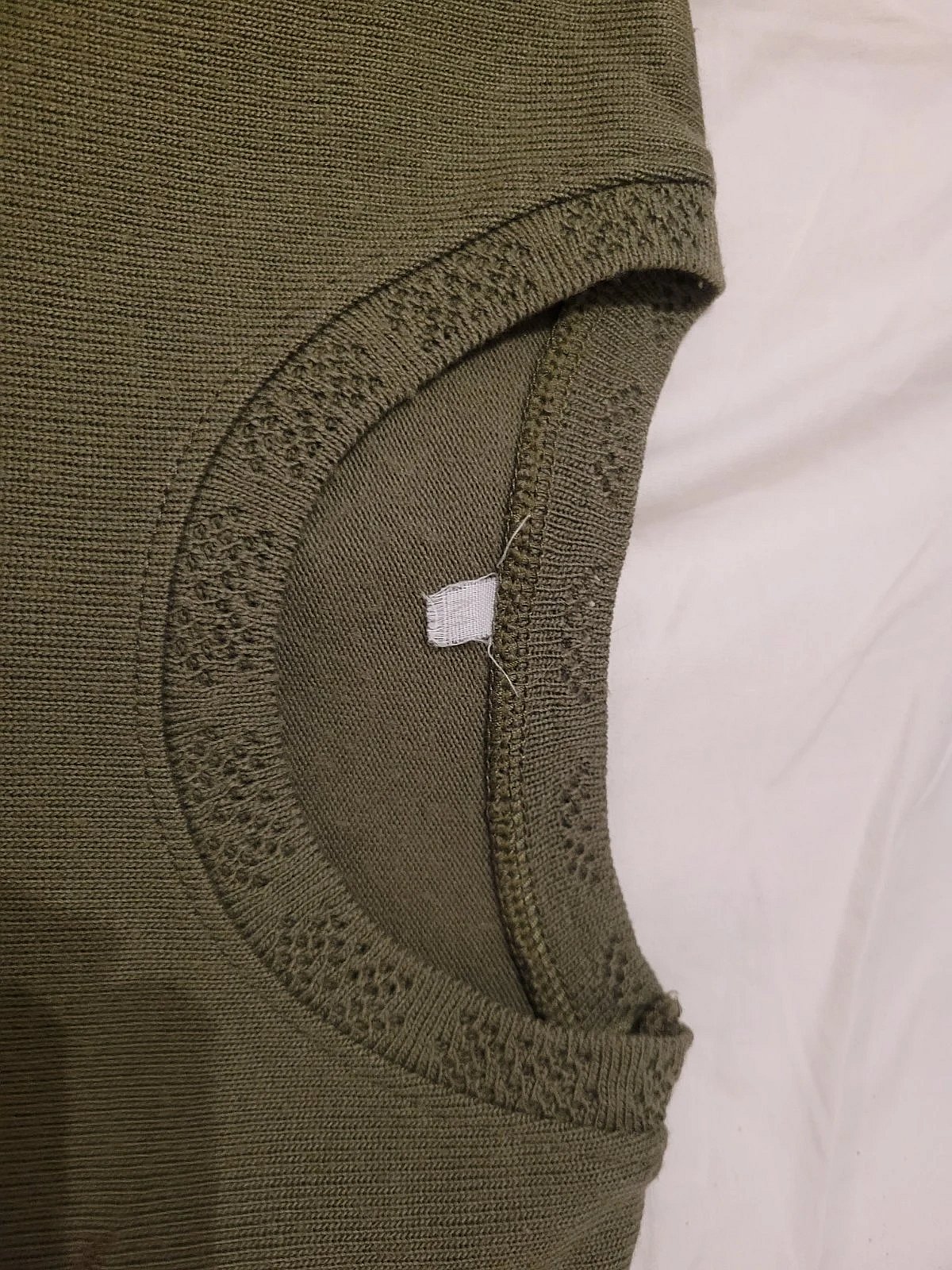 T-shirt aħdar żebbuġi b'kmiem twal - photo 3