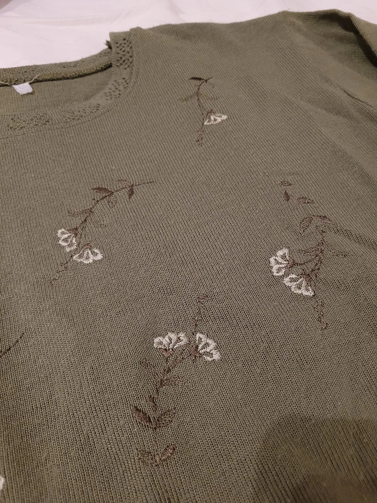 T-shirt aħdar żebbuġi b'kmiem twal - photo 2