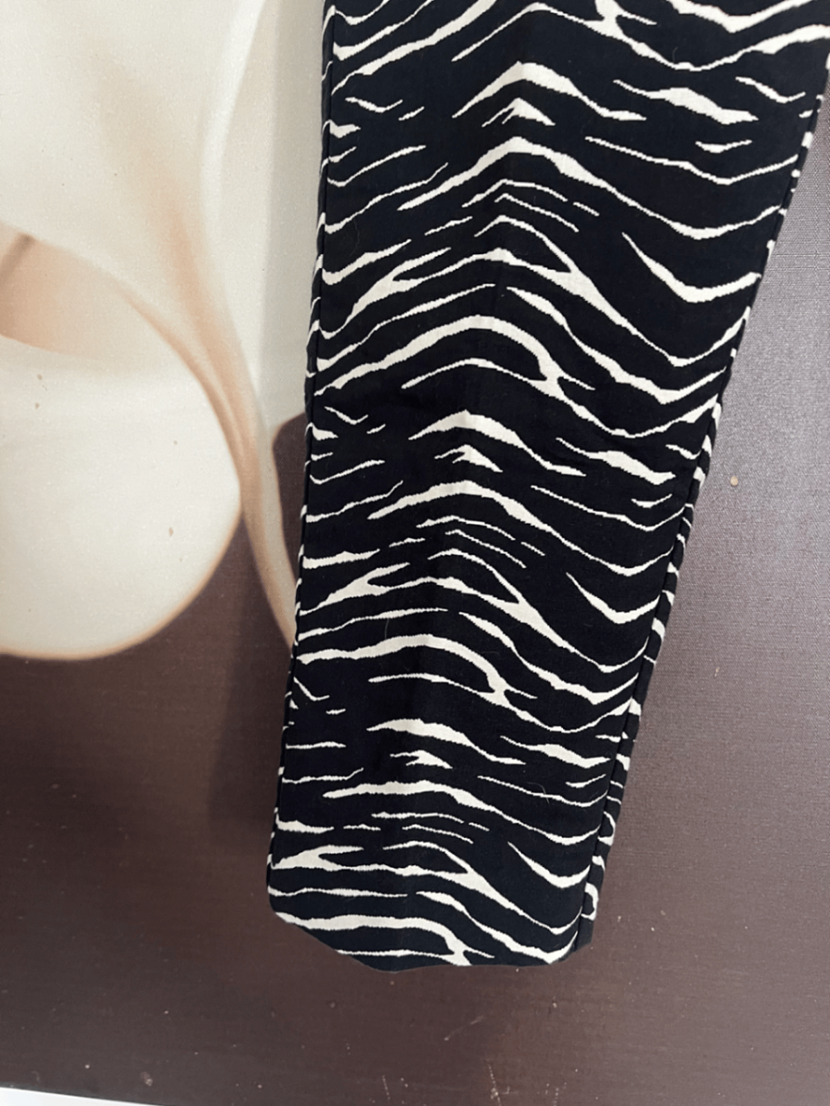 Pantalones ajustados con estampado de cebra - photo 2