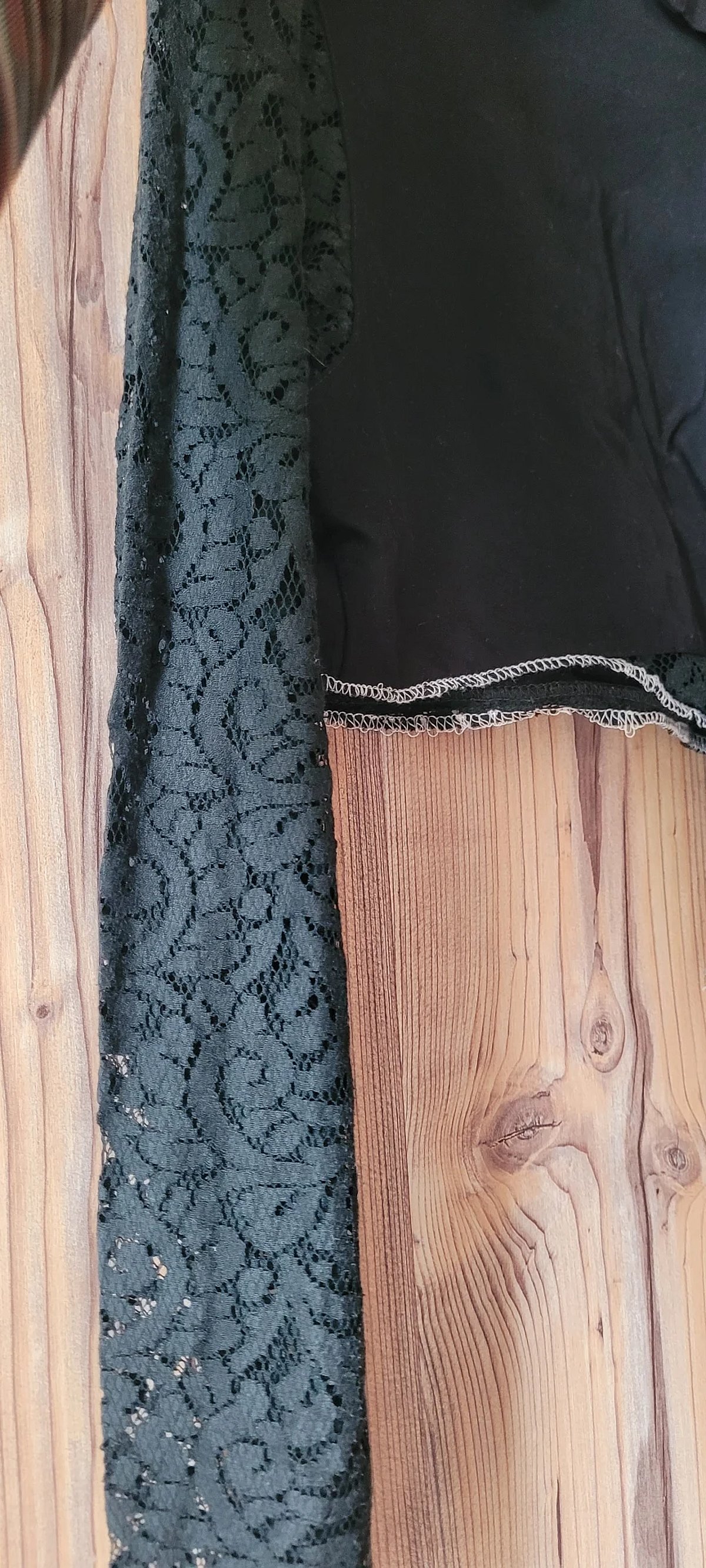 Camisa cropped Sisley preta com mangas de renda dos anos 90 - photo 2