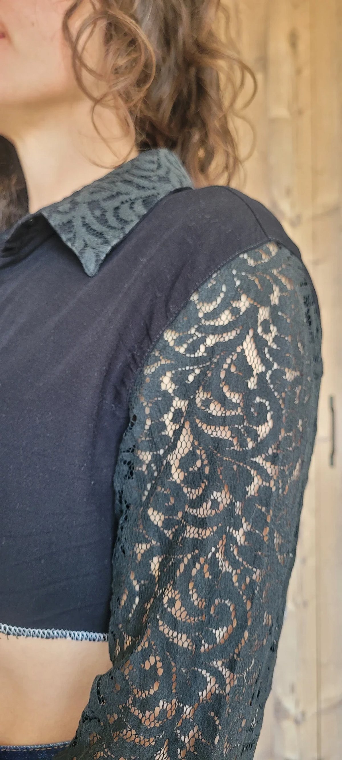 Camisa cropped Sisley preta com mangas de renda dos anos 90 - photo 3