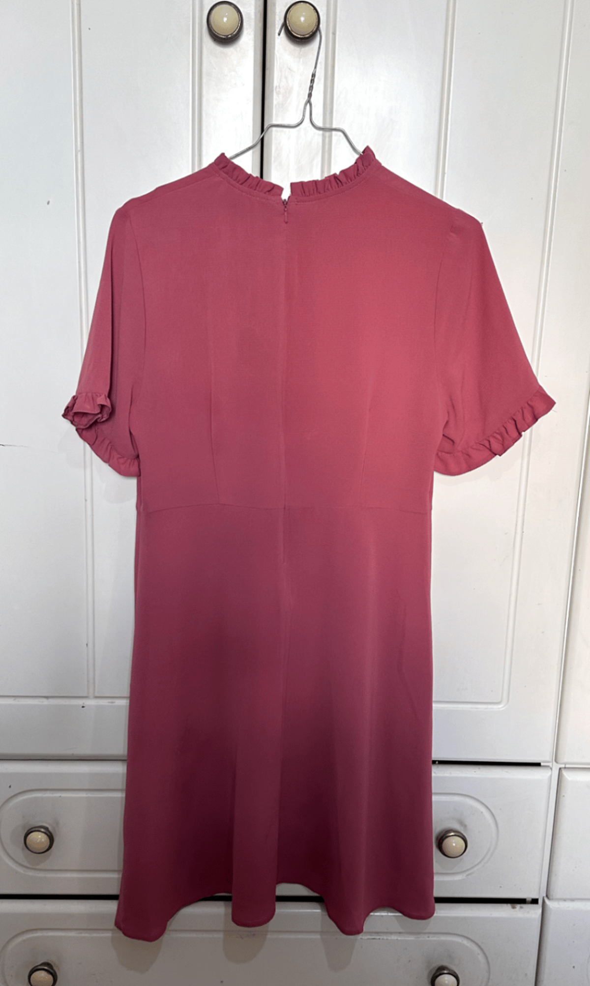 Vestido rosa con volantes y cuello alto - photo 2