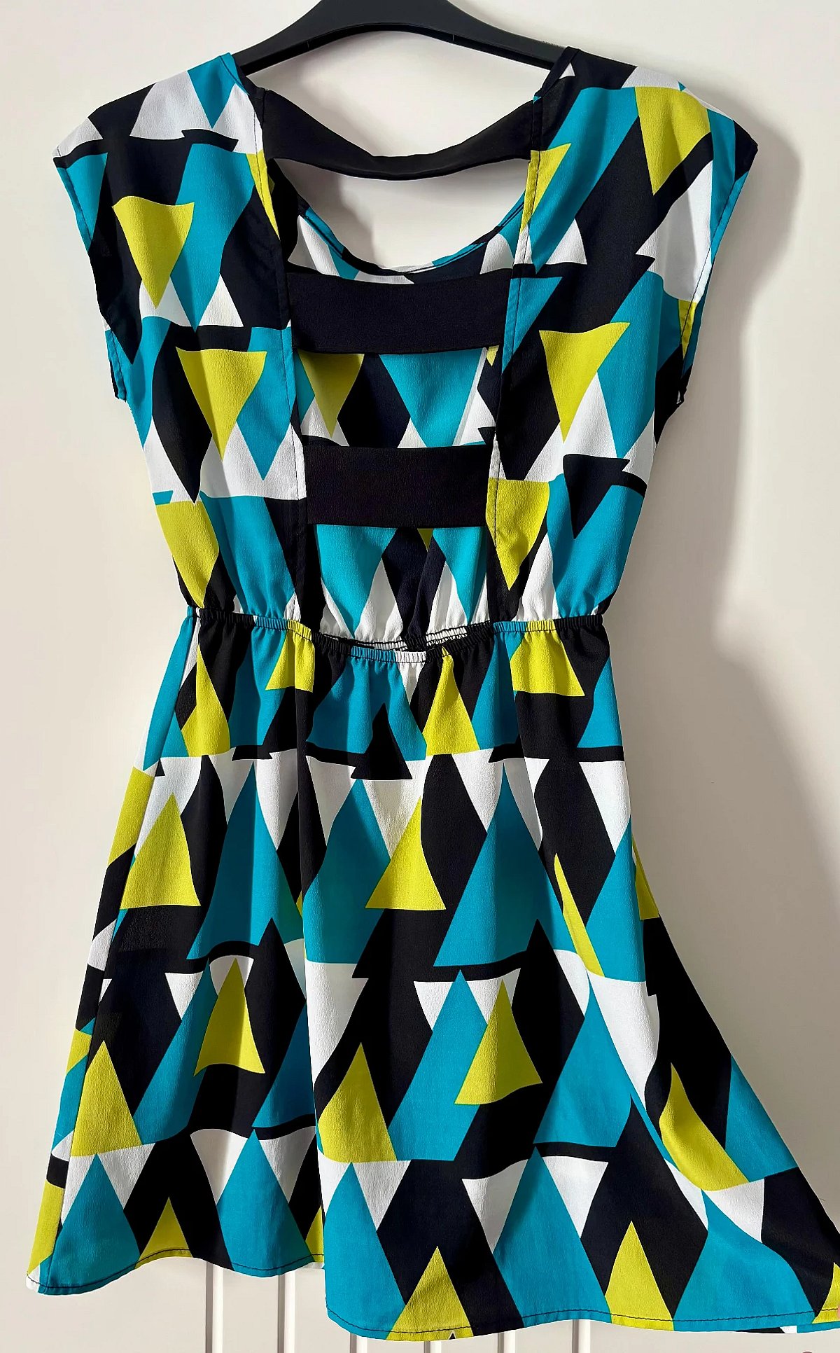 Minivestido con estampado geométrico y espalda descubierta - photo 2