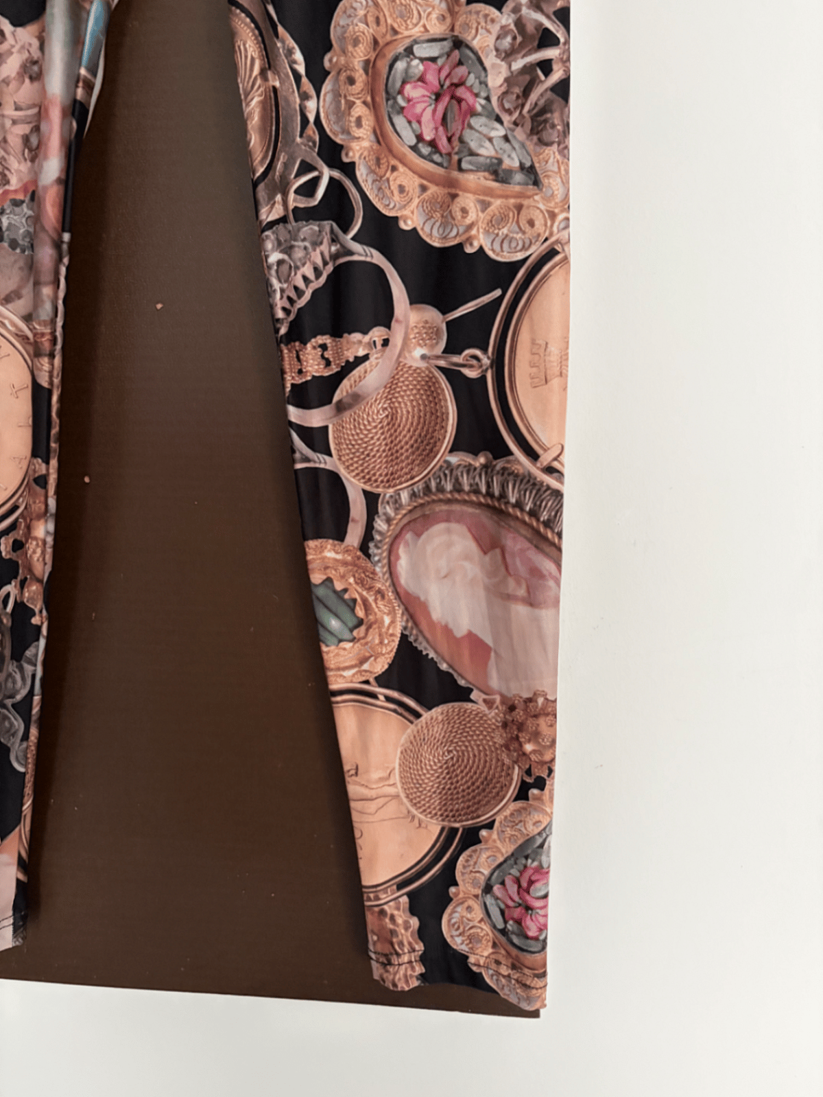 Leggings fantasia con stampa decorativa - photo 4