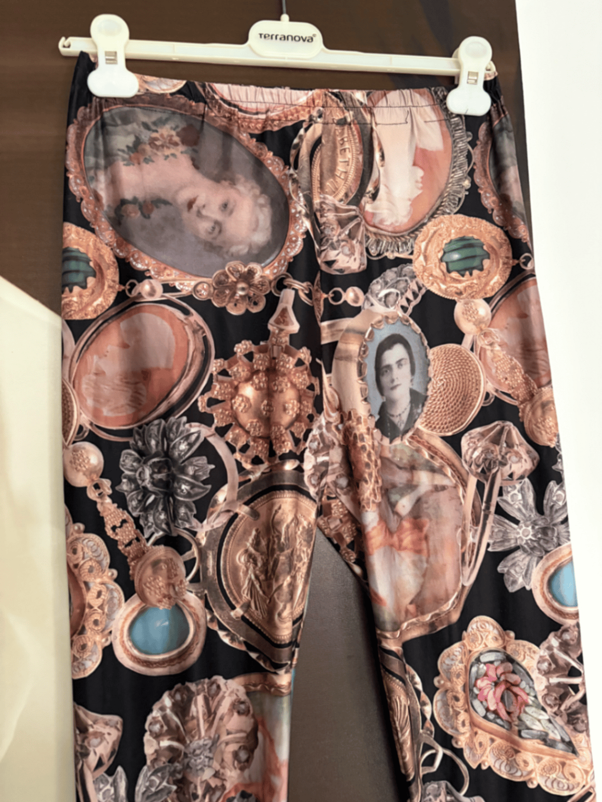 Leggings fantasia con stampa decorativa - photo 2