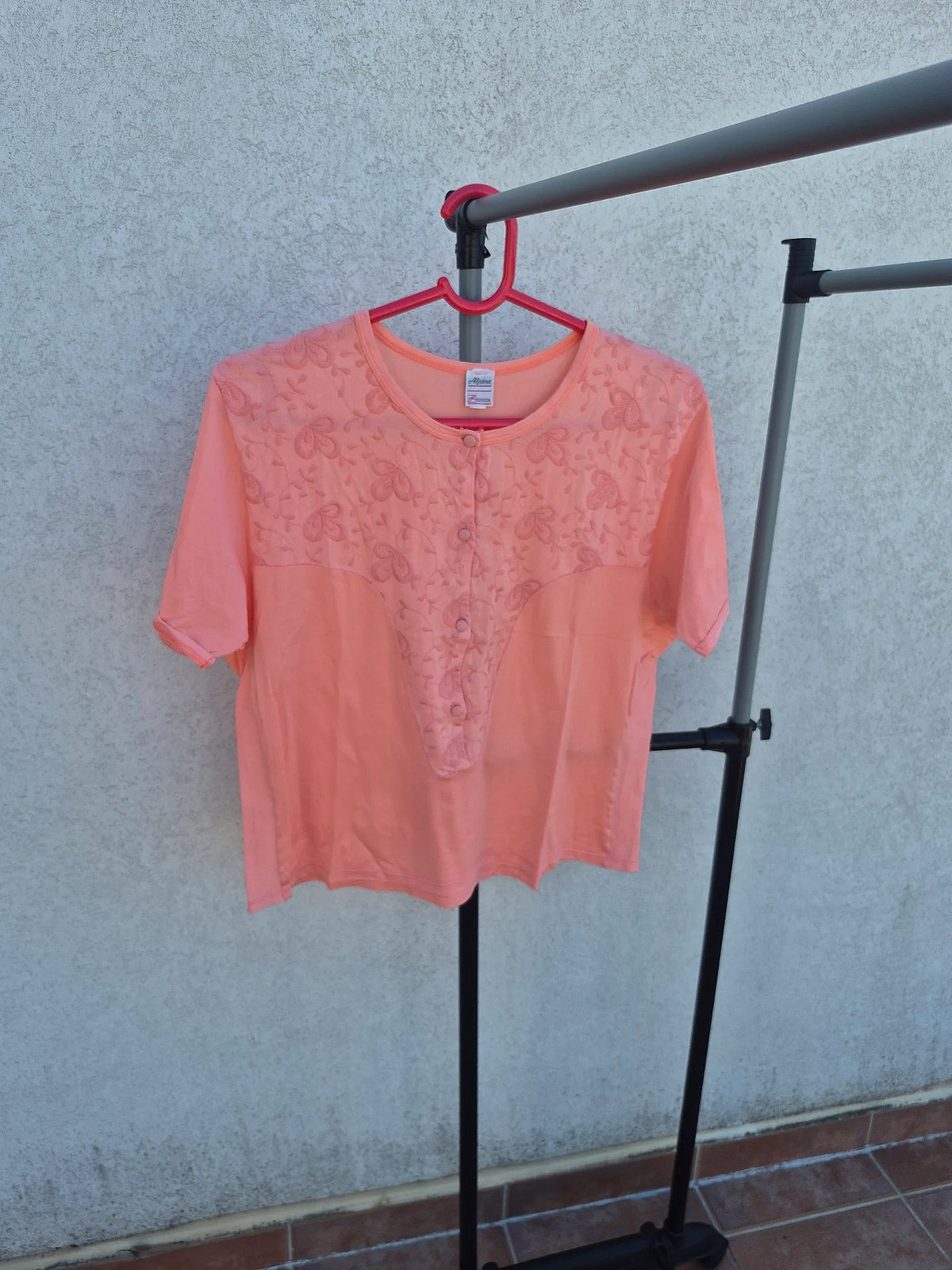 Camiseta de manga corta de algodón de alta calidad con bordados en color melocotón  - photo 2